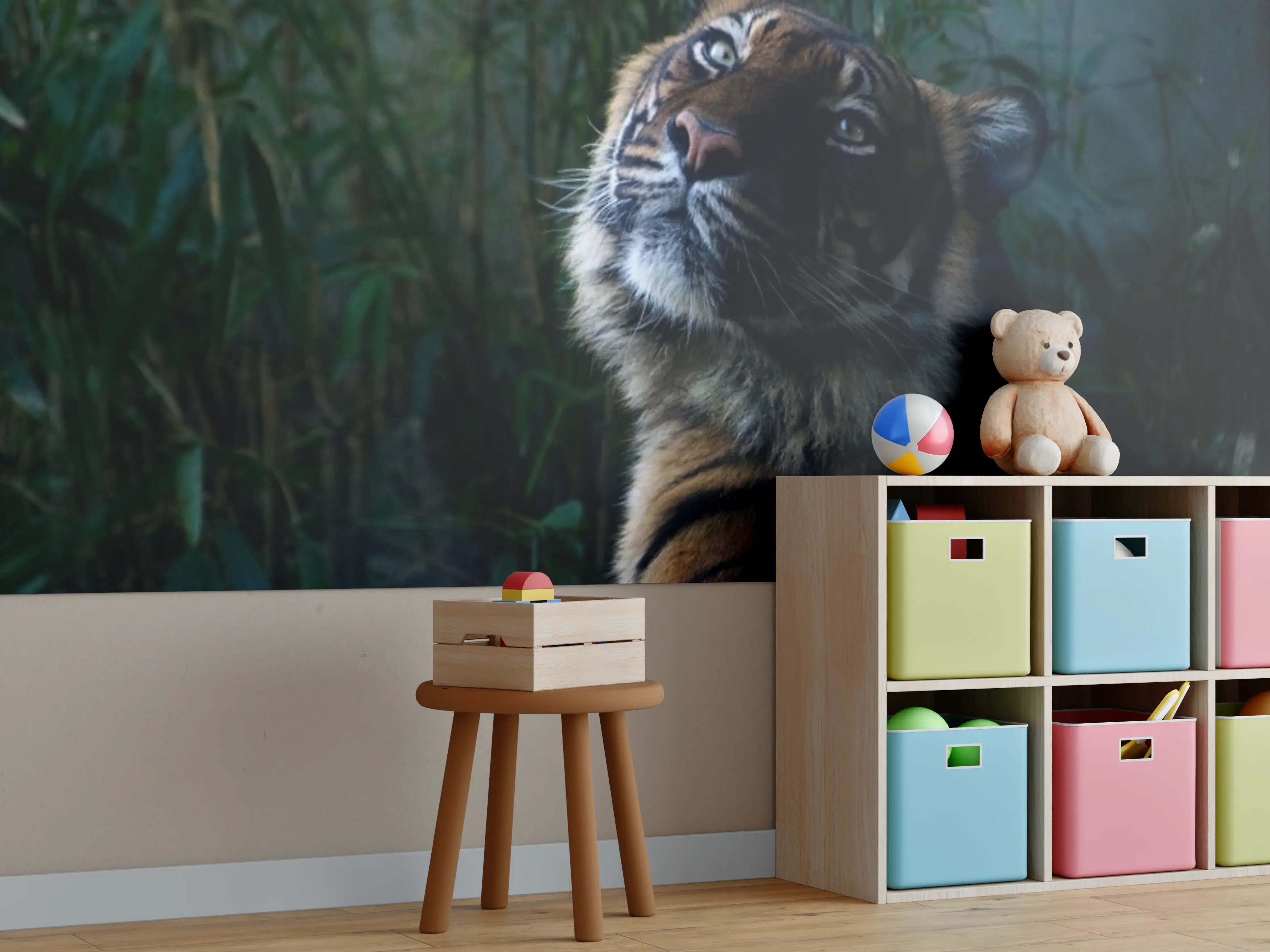 Kinderzimmer Wandgestaltung - Tiger in dunkler Naturaufnahme