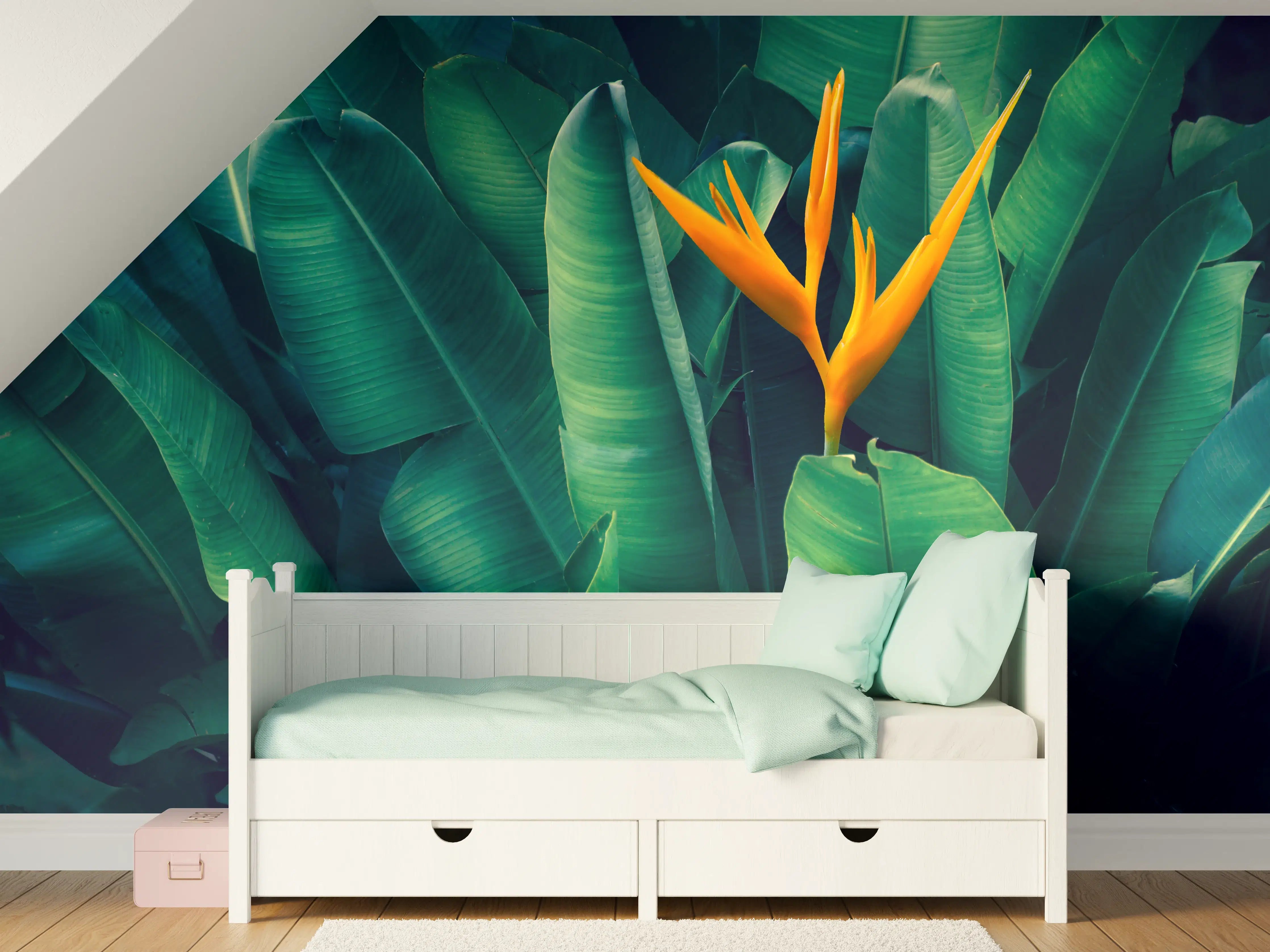 Kinderzimmer Wandgestaltung - Tropische Blätter mit orangefarbiger Blume