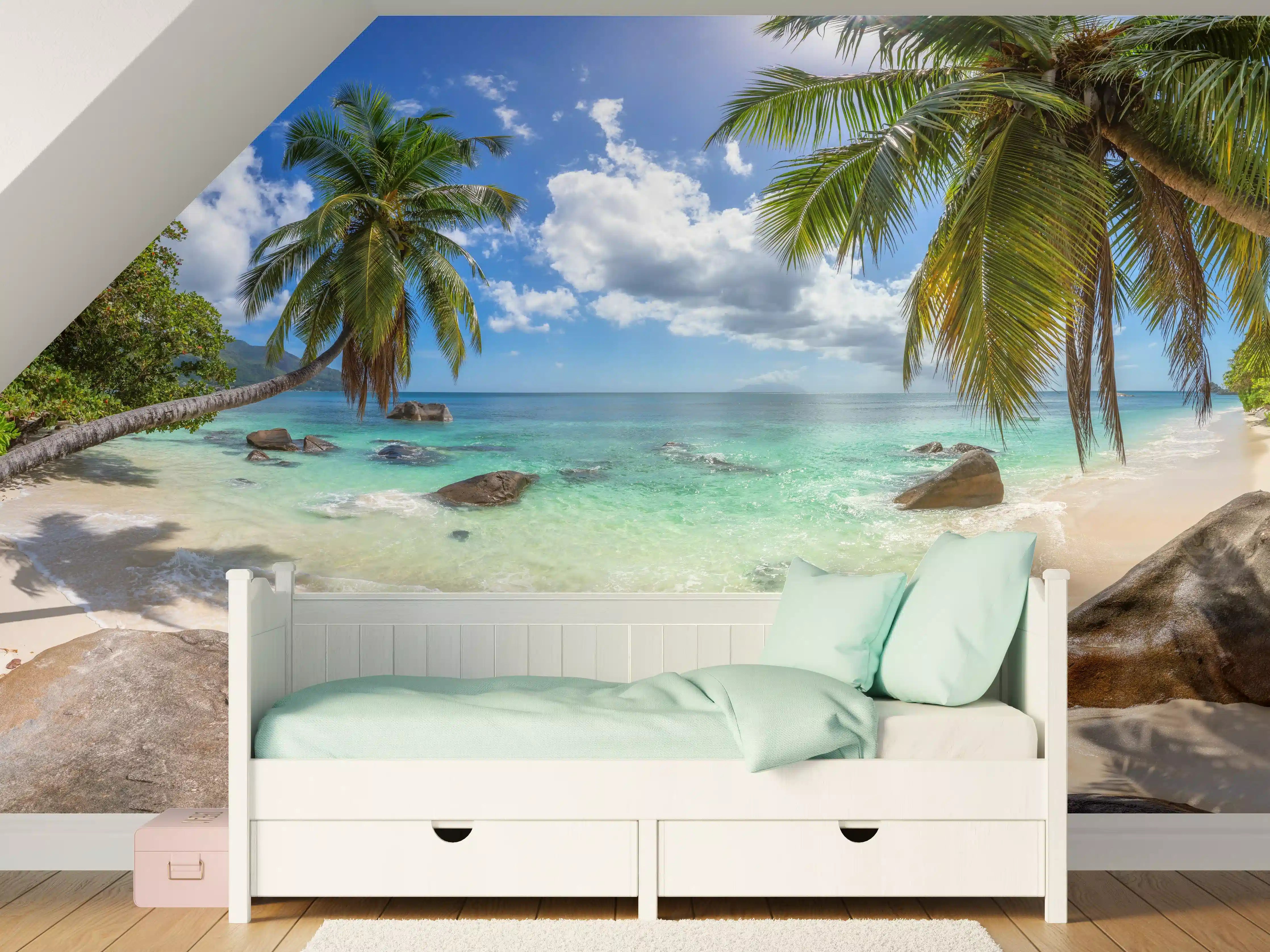 Kinderzimmer Wandgestaltung - Tropischer Strand mit Palmen bei Sonnenlicht