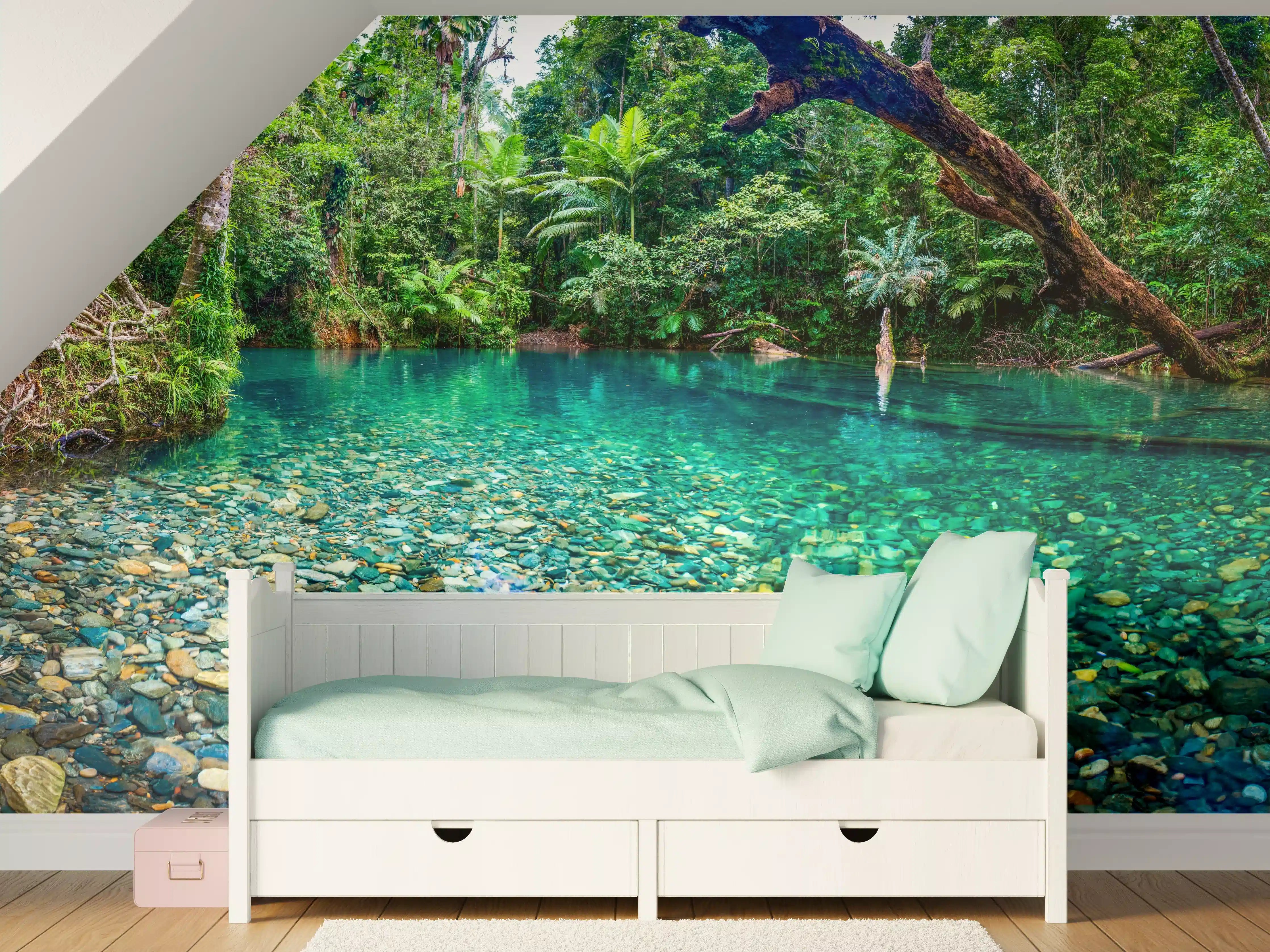 Kinderzimmer Wandgestaltung - Türkisblauer Fluss inmitten eines dichten Regenwalds