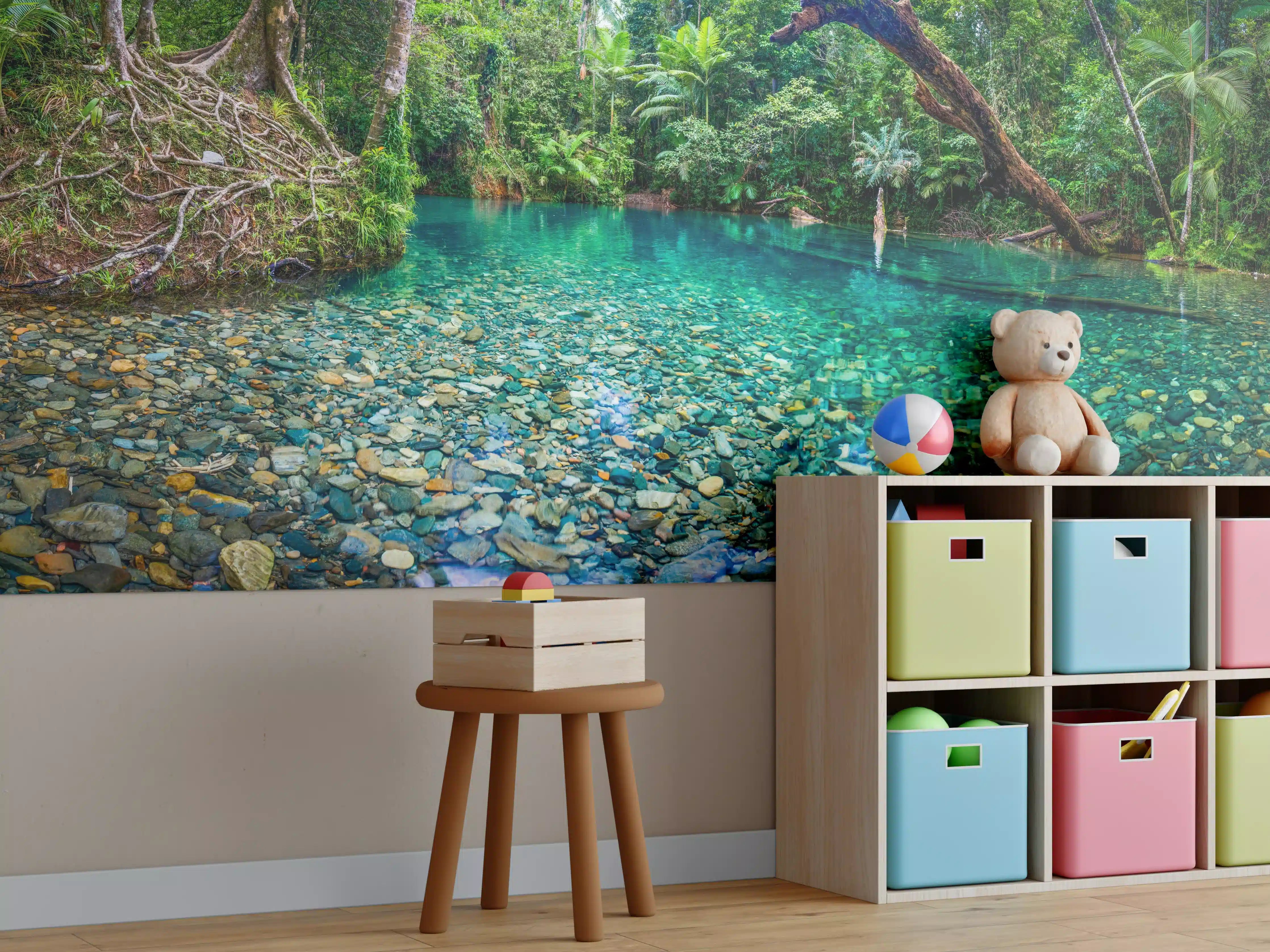 Kinderzimmer Wandgestaltung - Türkisblauer Fluss inmitten eines dichten Regenwalds