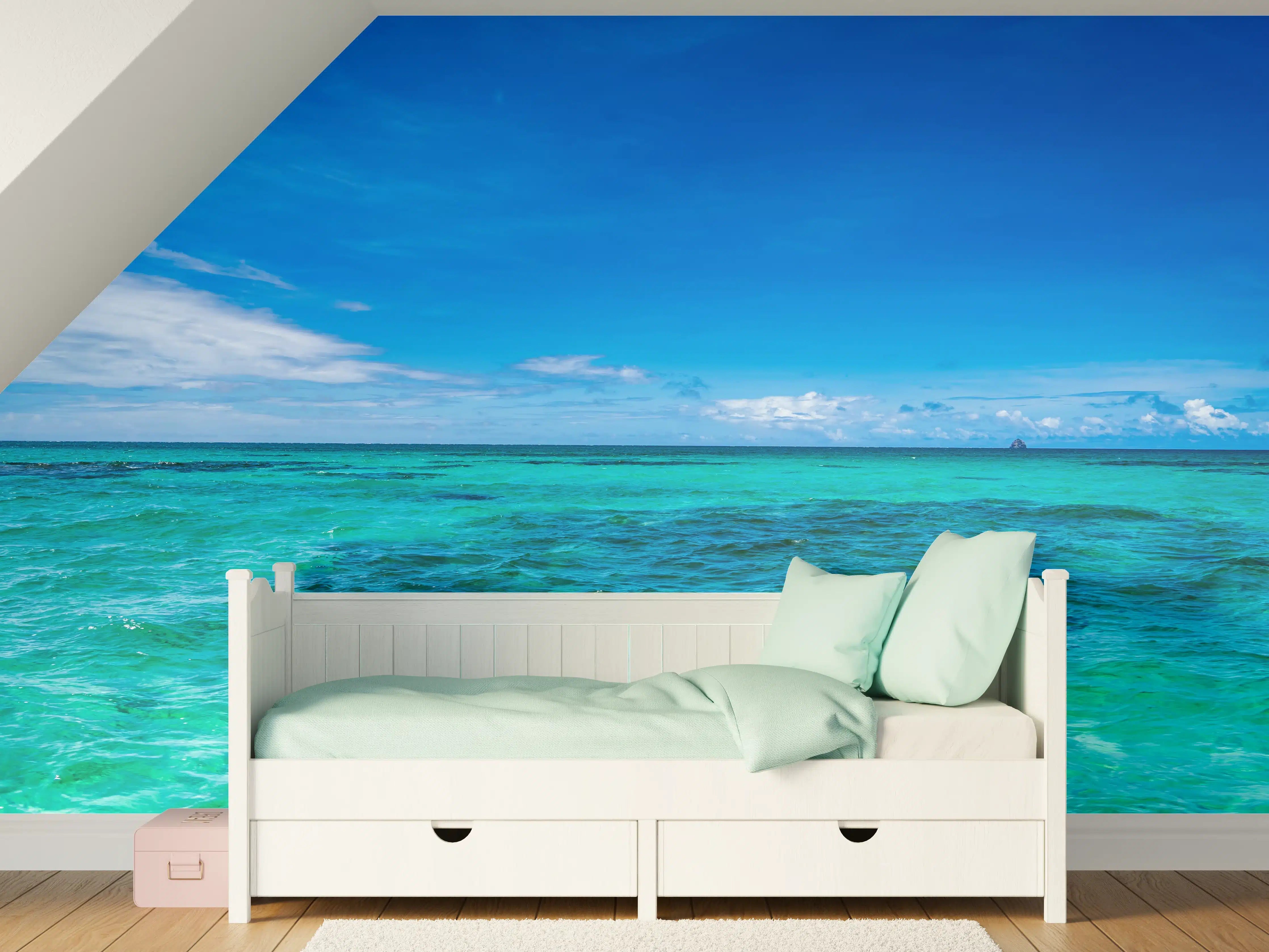 Kinderzimmer Wandgestaltung - Türkisblaues Wasser unter klarem Himmel