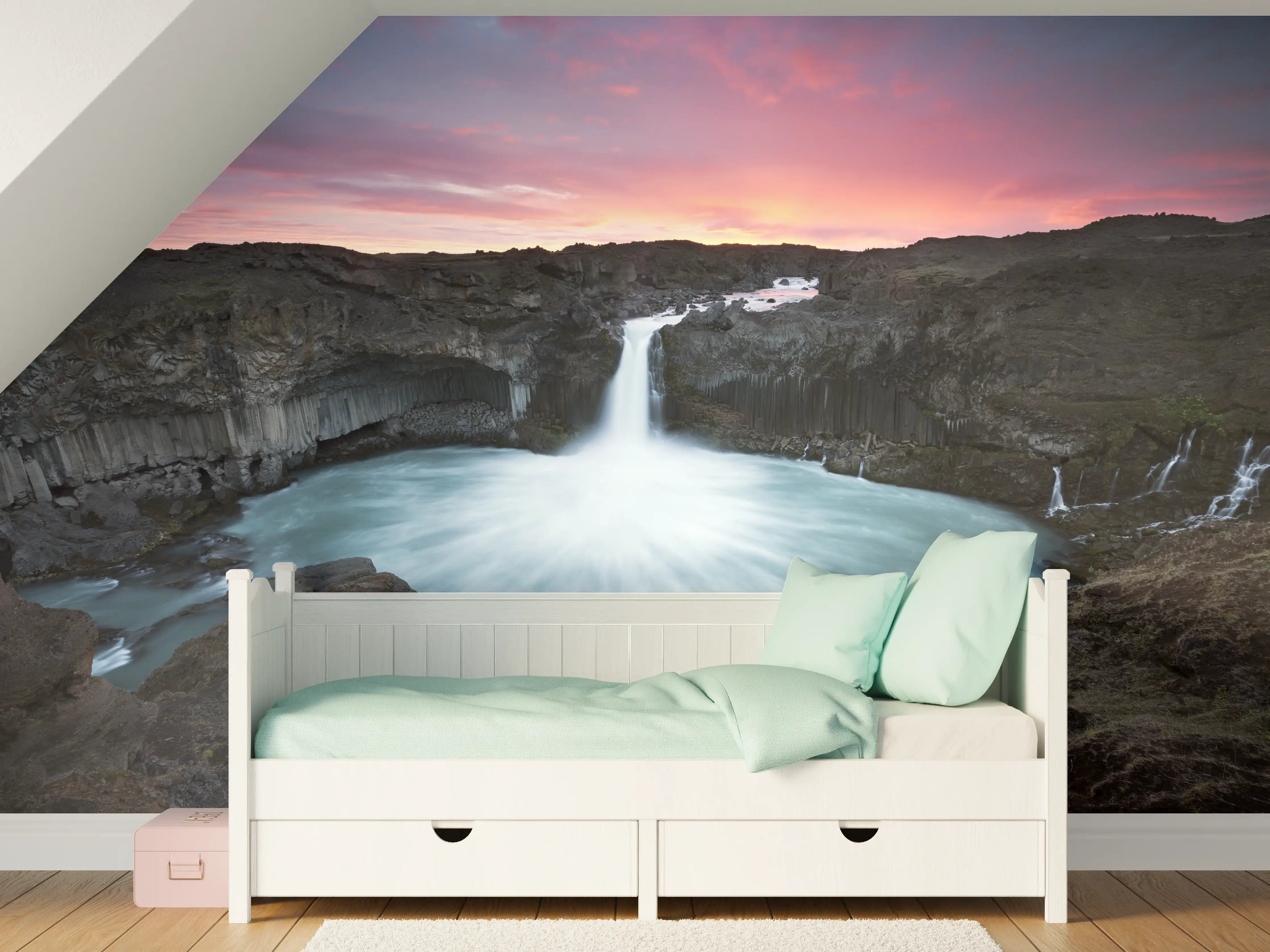 Kinderzimmer Wandgestaltung - Türkisfarbener Wasserfall bei Sonnenuntergang