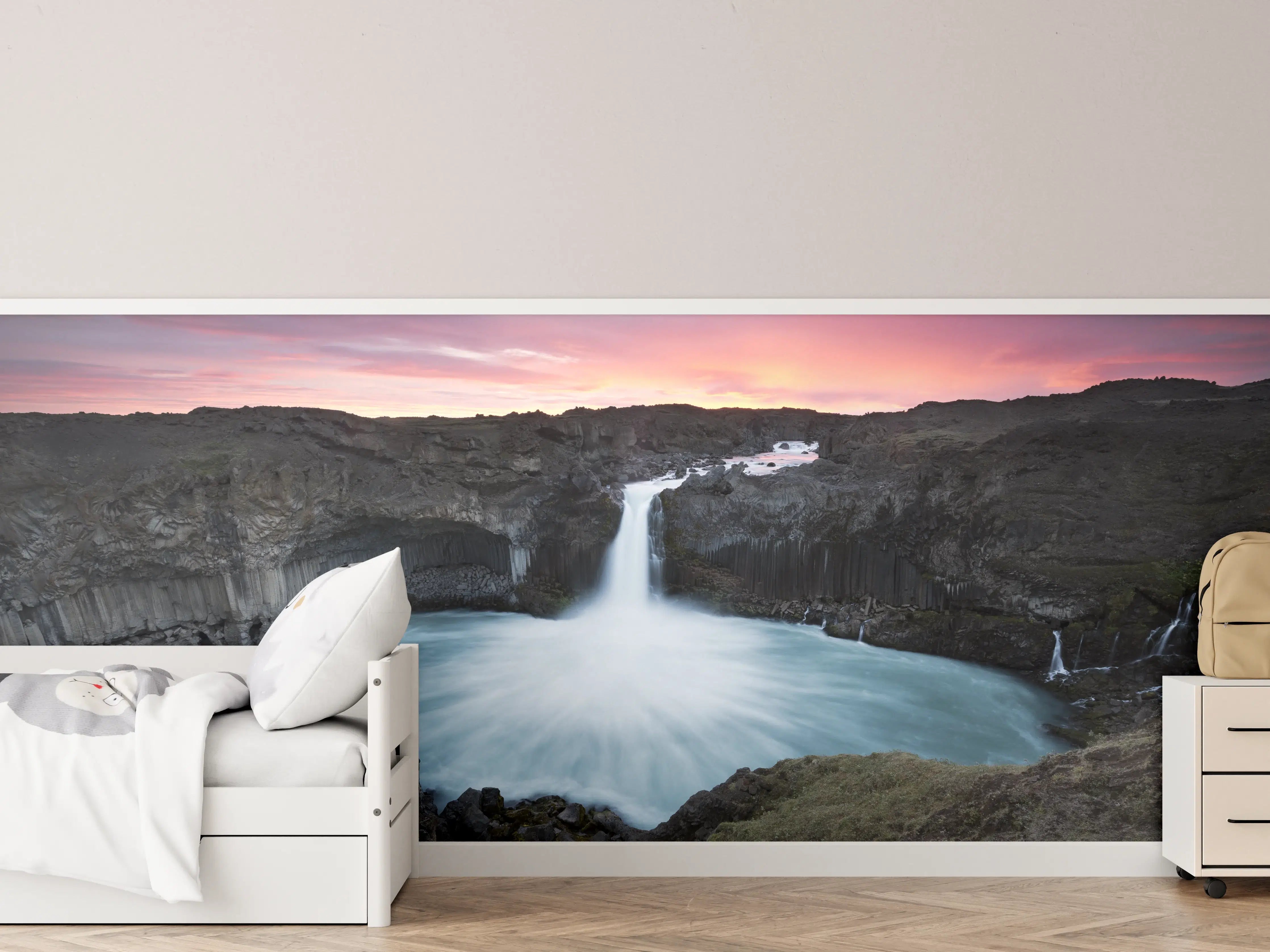 Kinderzimmer Wandgestaltung - Türkisfarbener Wasserfall bei Sonnenuntergang