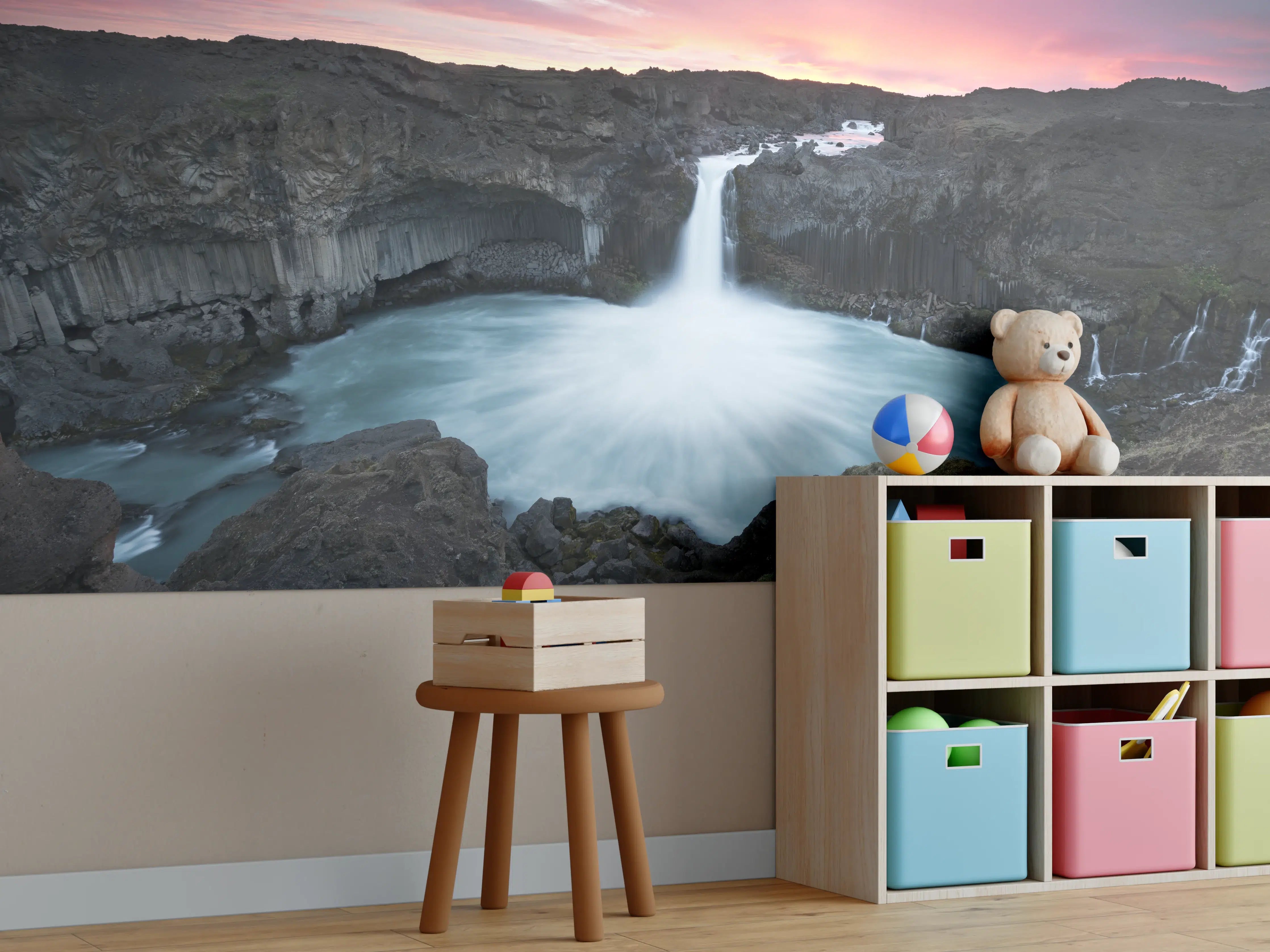 Kinderzimmer Wandgestaltung - Türkisfarbener Wasserfall bei Sonnenuntergang