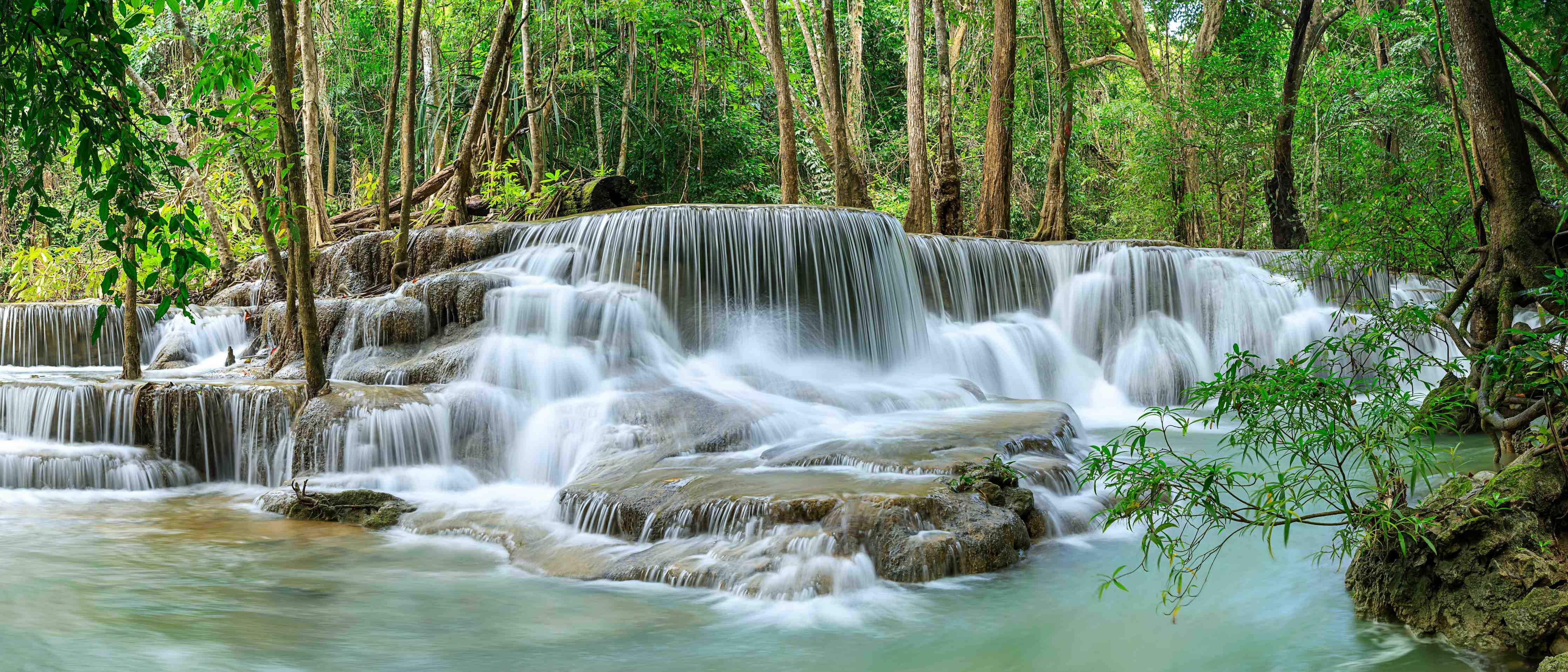 Kinderzimmer Wandgestaltung-Türkisgrüner Wasserfall im Wald