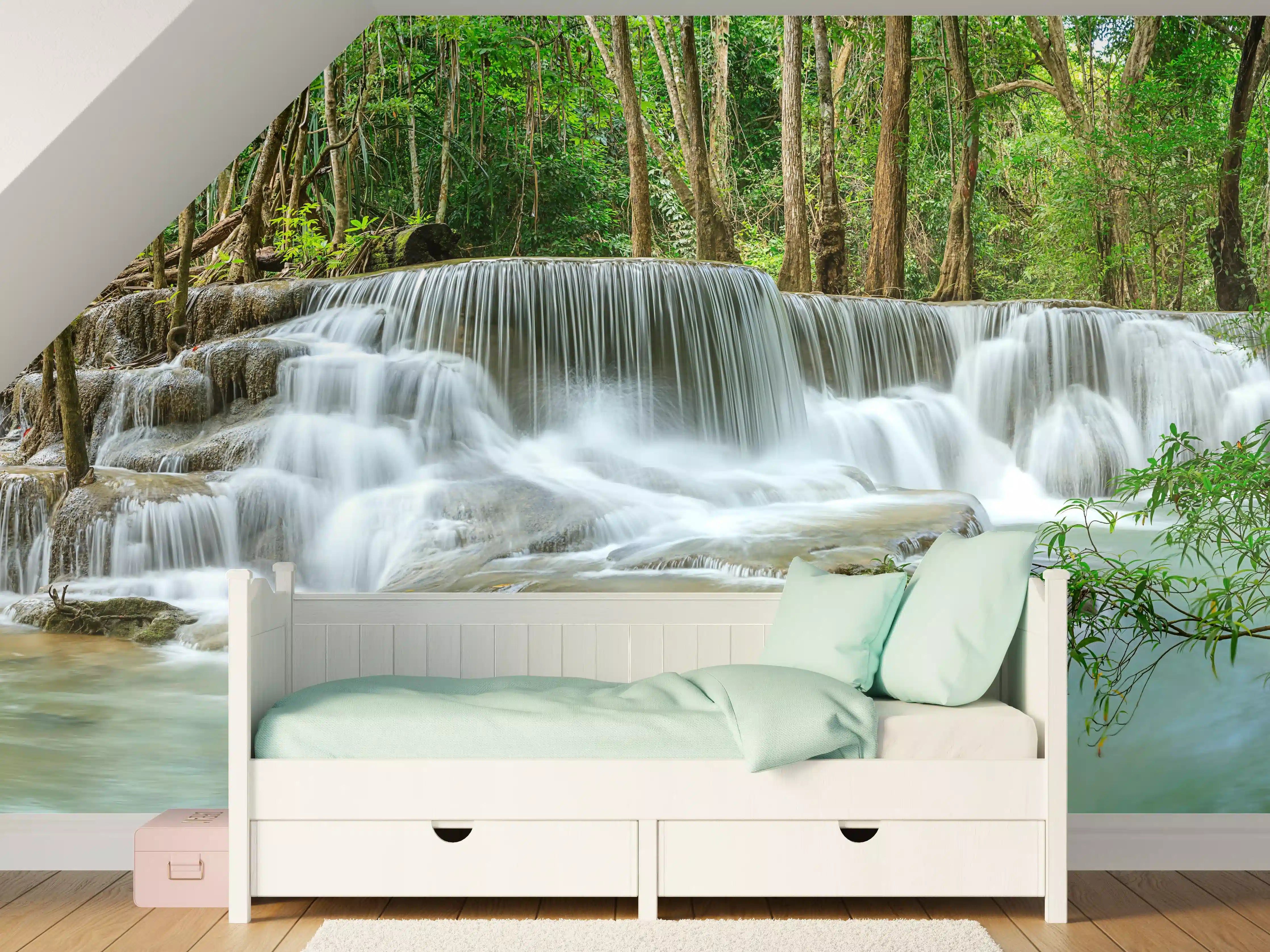 Kinderzimmer Wandgestaltung - Türkisgrüner Wasserfall im Wald