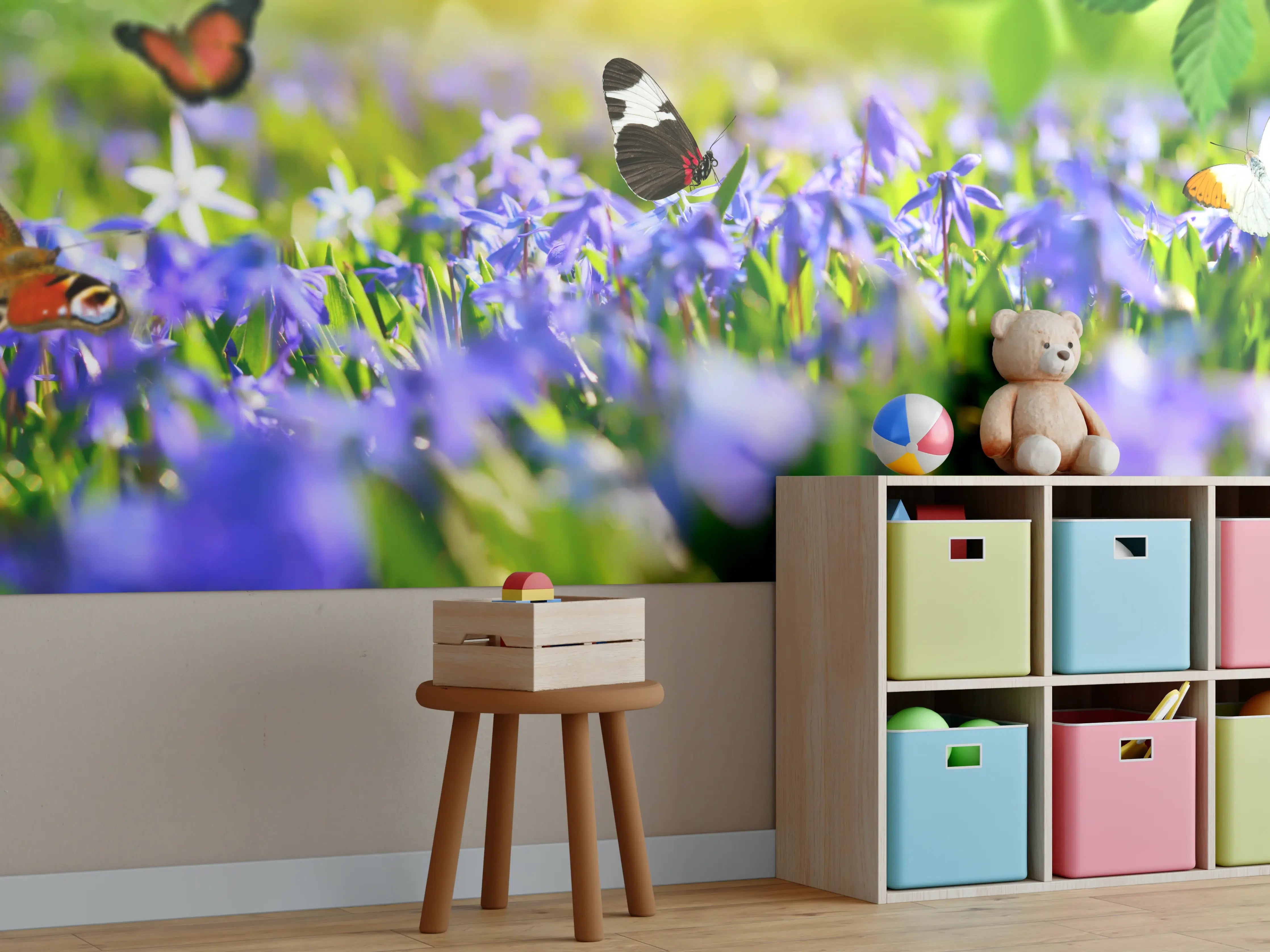 Kinderzimmer Wandgestaltung - Violette Blumenwiese mit Schmetterlingen