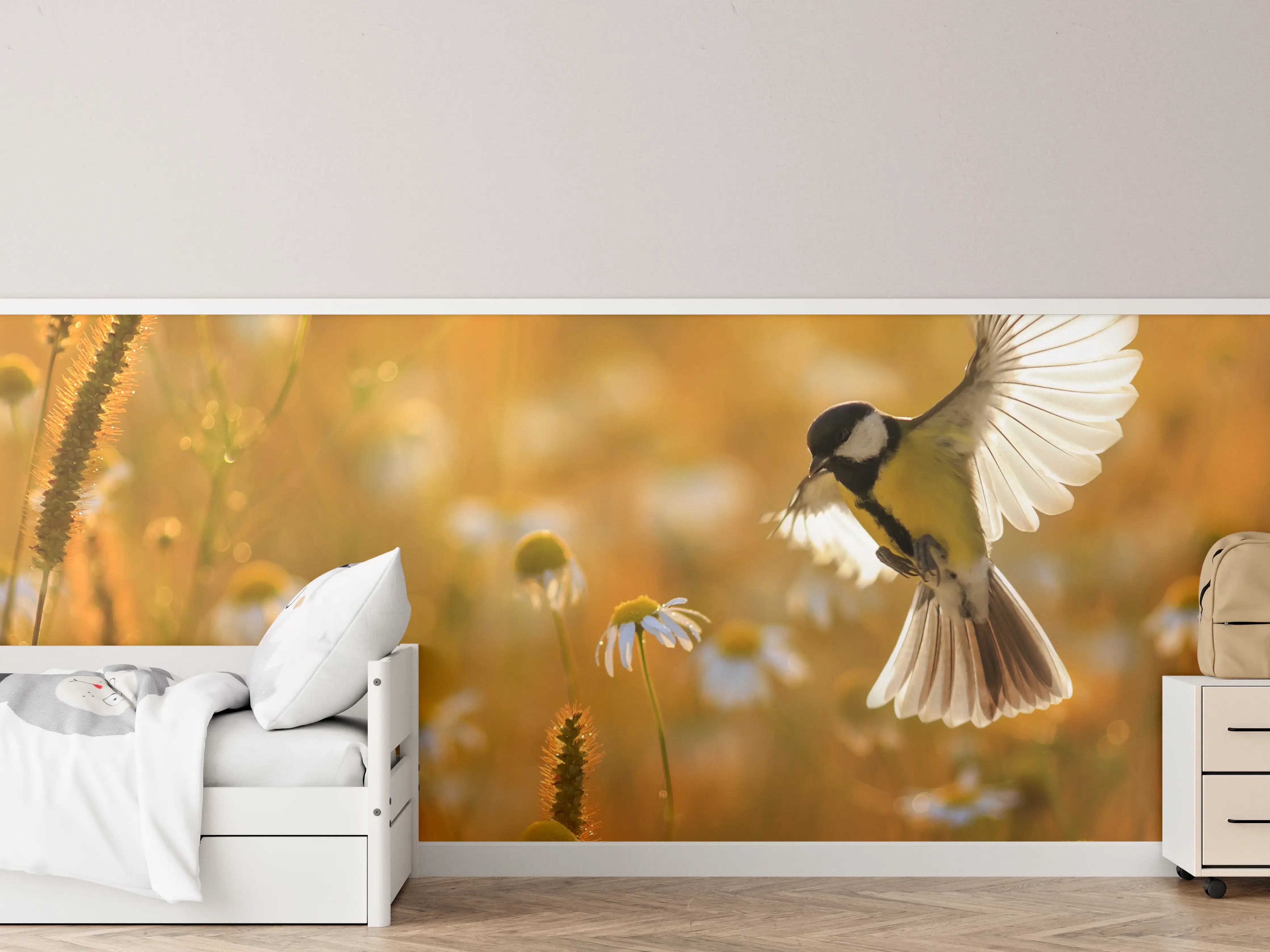 Kinderzimmer Wandgestaltung - Vogel im Sonnenlicht über Wildblumen
