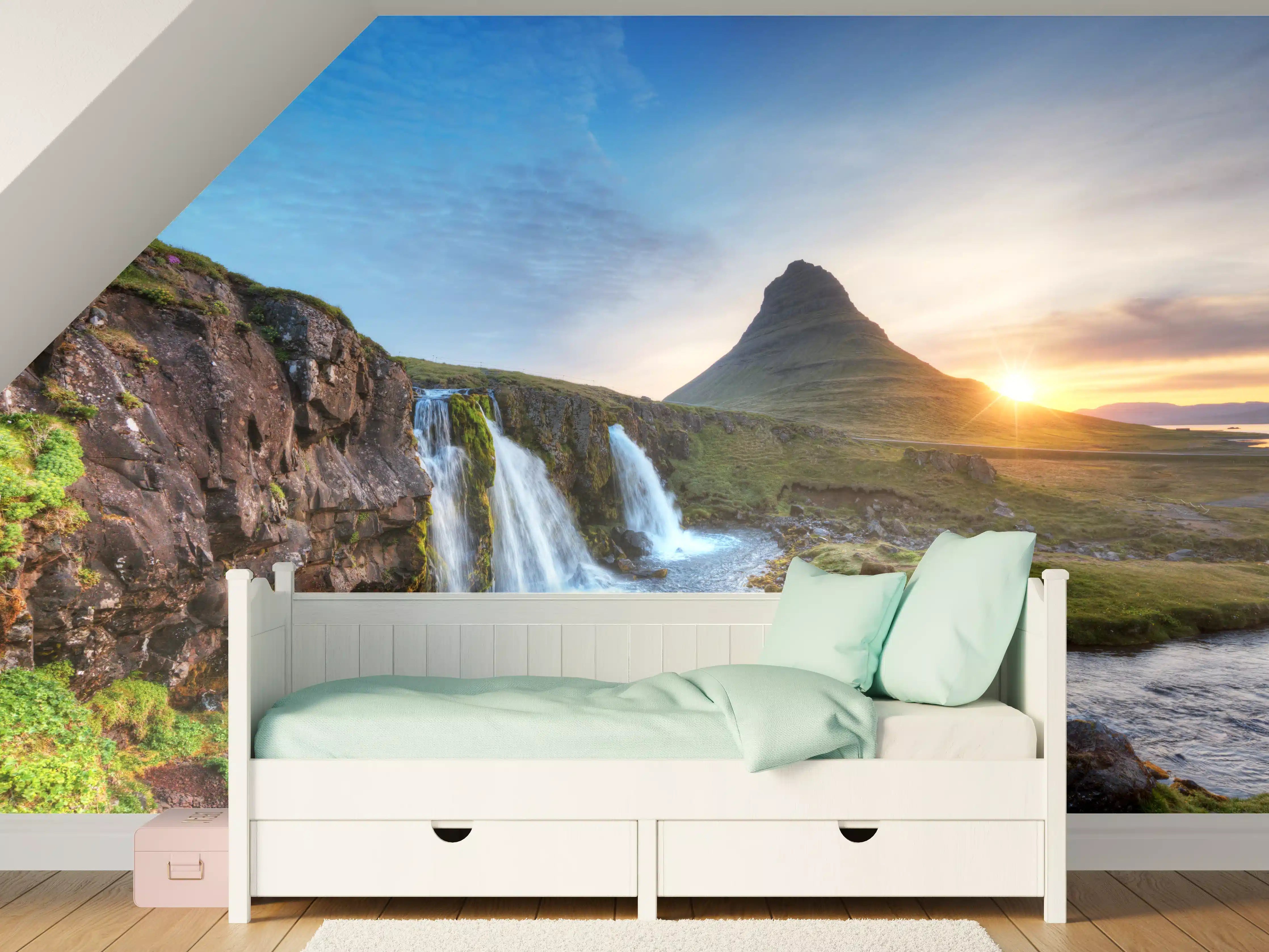 Kinderzimmer Wandgestaltung - Wasserfall bei Sonnenuntergang