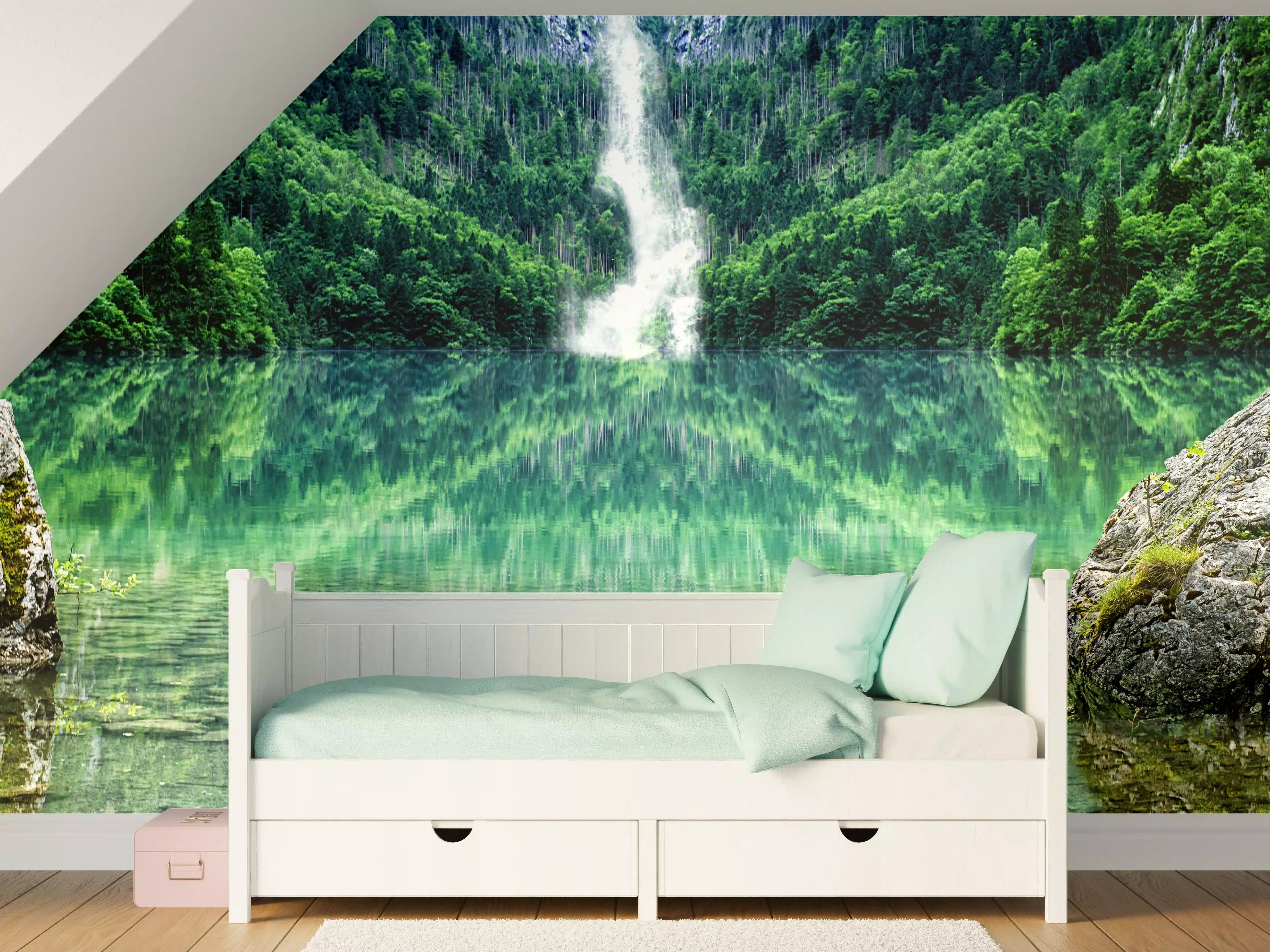 Kinderzimmer Wandgestaltung - Wasserfall in grüner Naturlandschaft