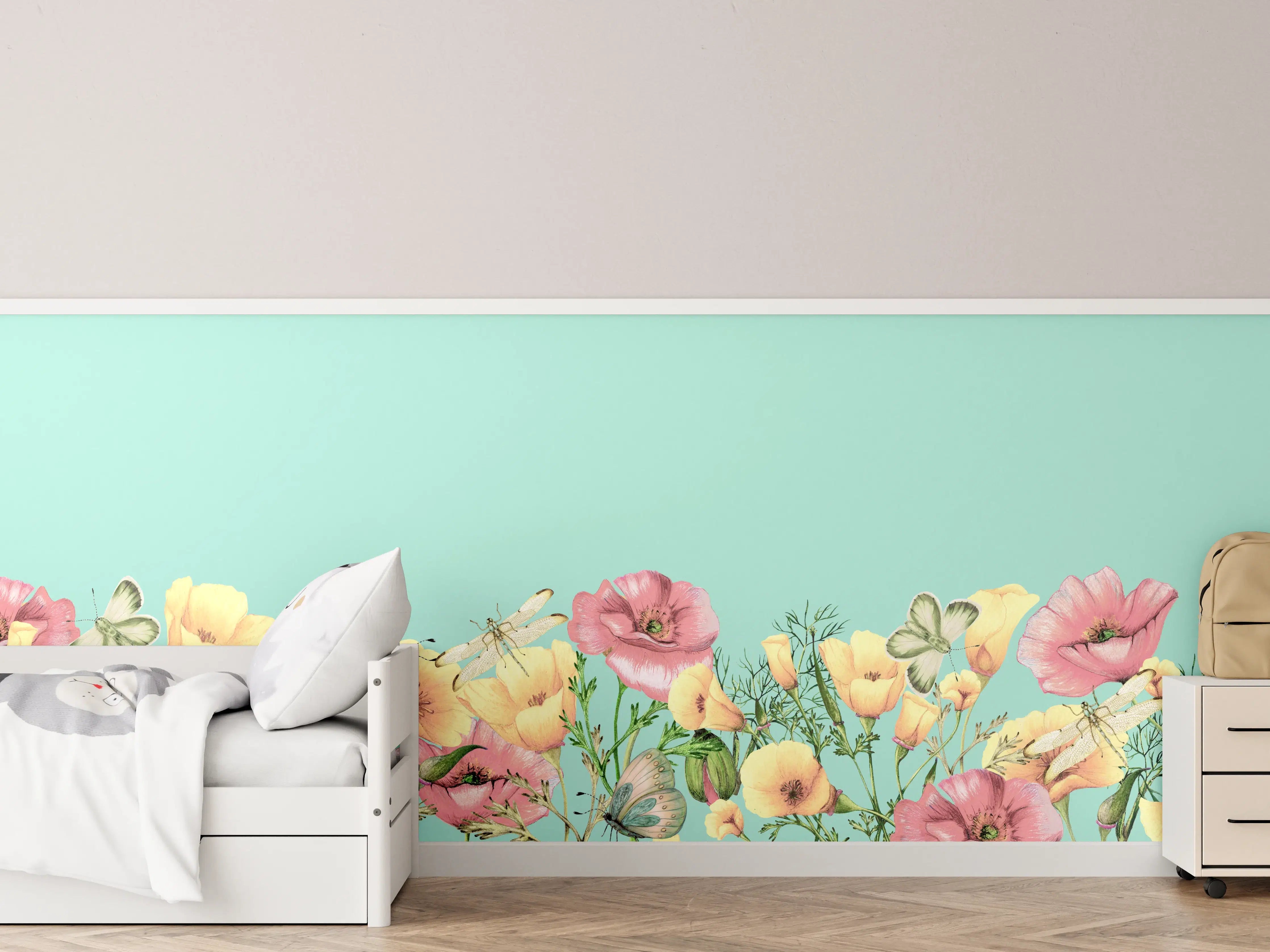 Kinderzimmer Wandgestaltung - Weiche Blumen und Schmetterlinge auf pastellblauem Hintergrund