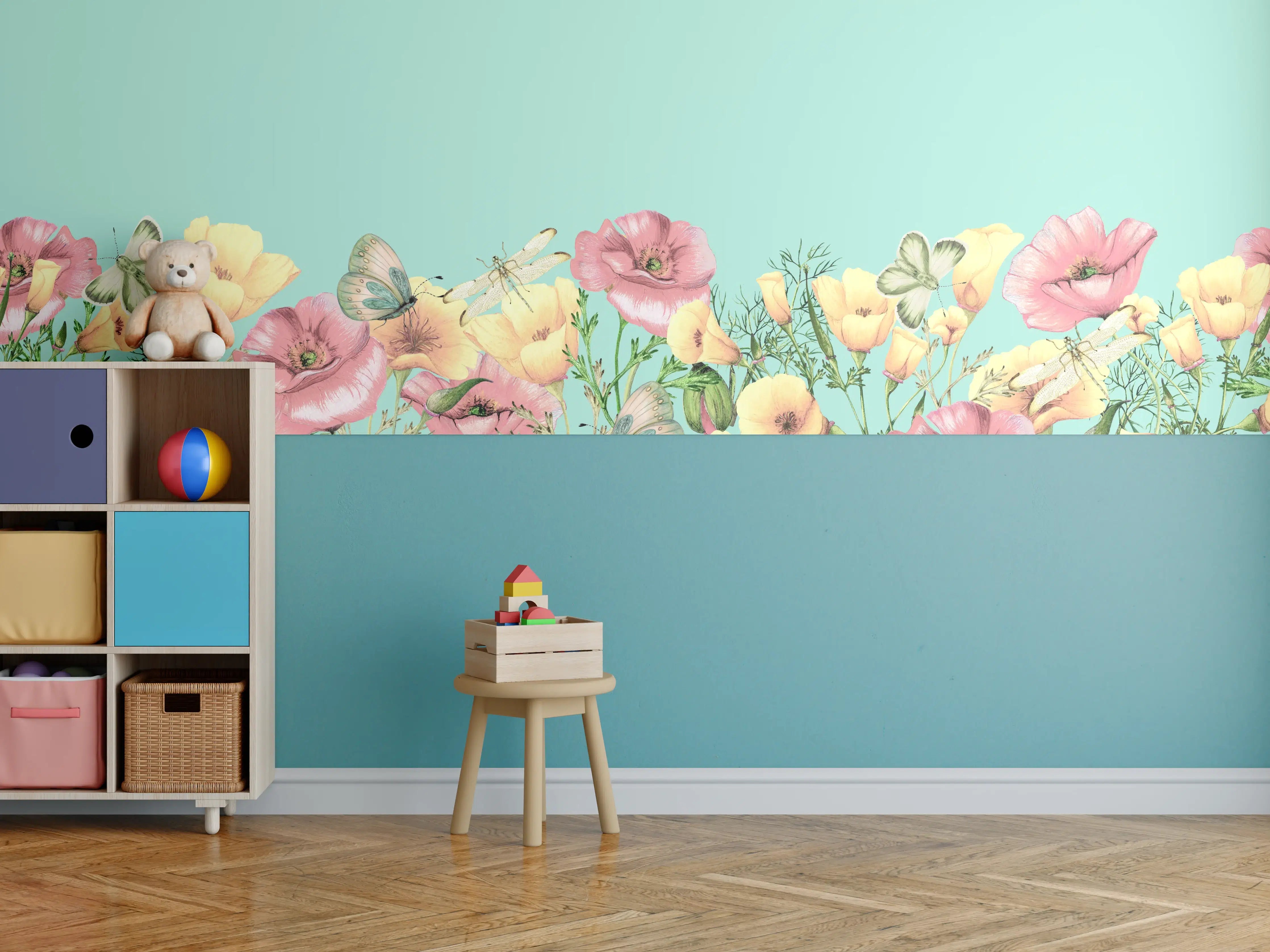 Kinderzimmer Wandgestaltung - Weiche Blumen und Schmetterlinge auf pastellblauem Hintergrund
