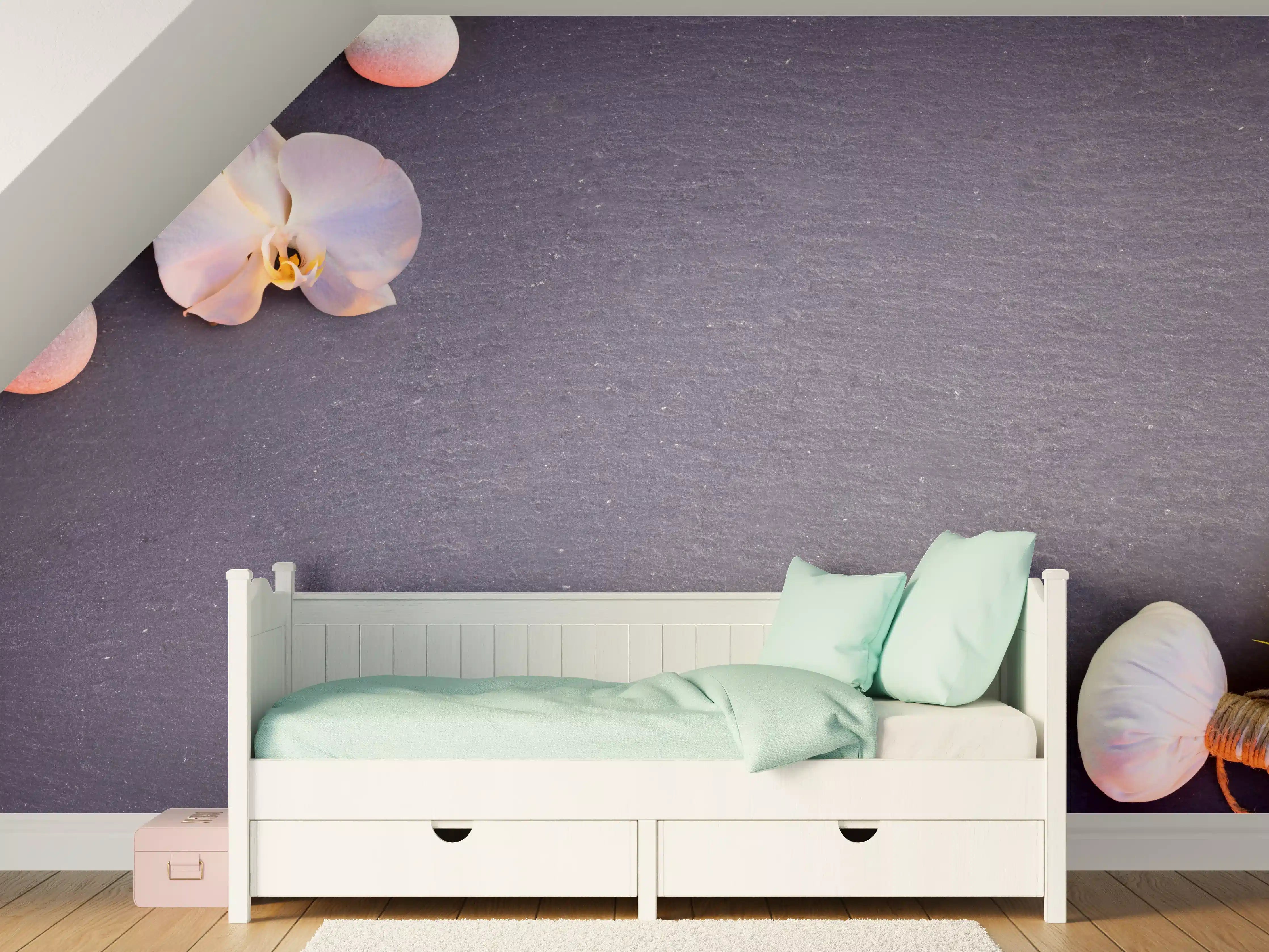 Kinderzimmer Wandgestaltung - Weiß-Rosa Orchideen auf Schiefer