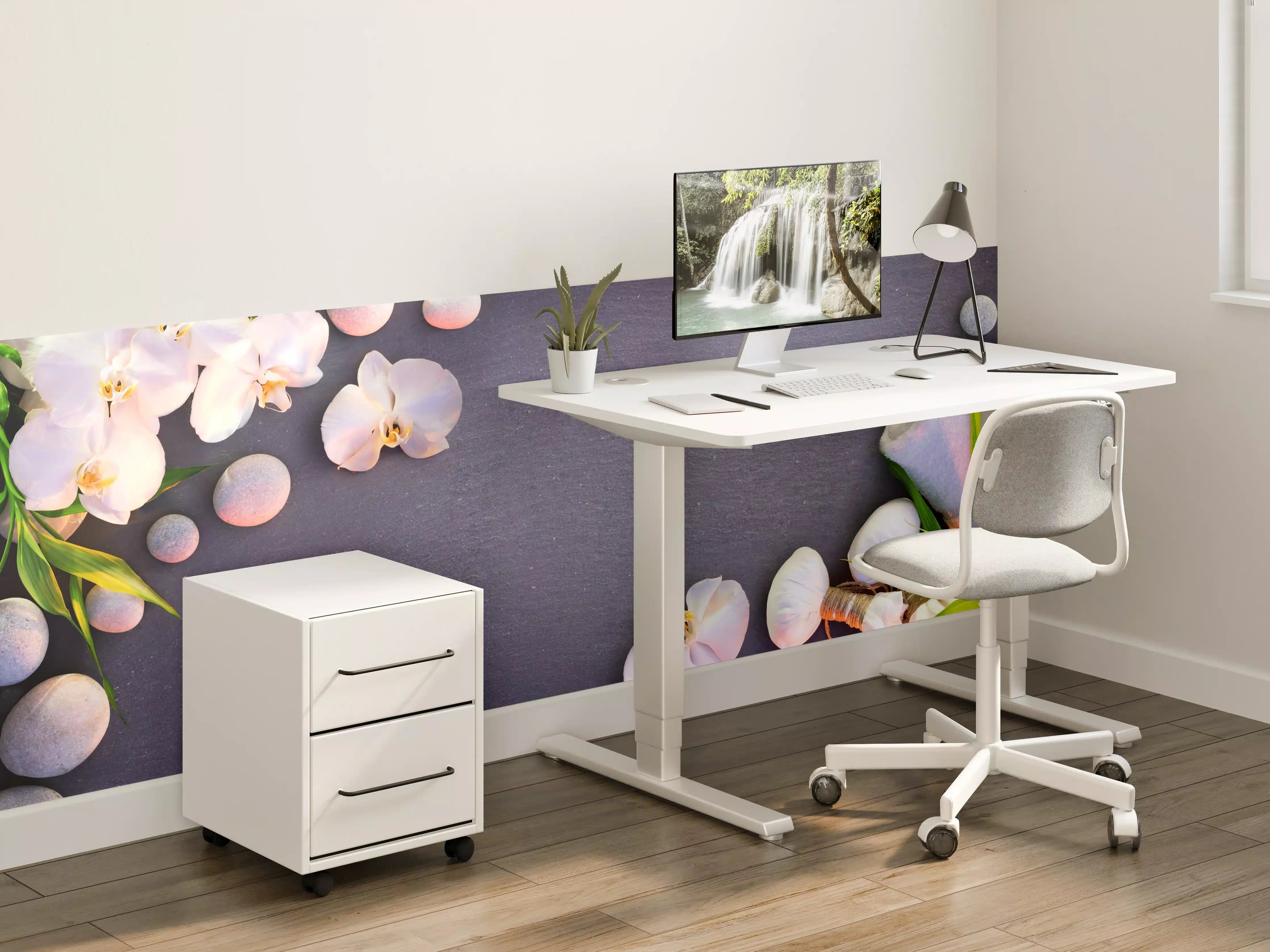 Kinderzimmer Wandgestaltung - Weiß-Rosa Orchideen auf Schiefer
