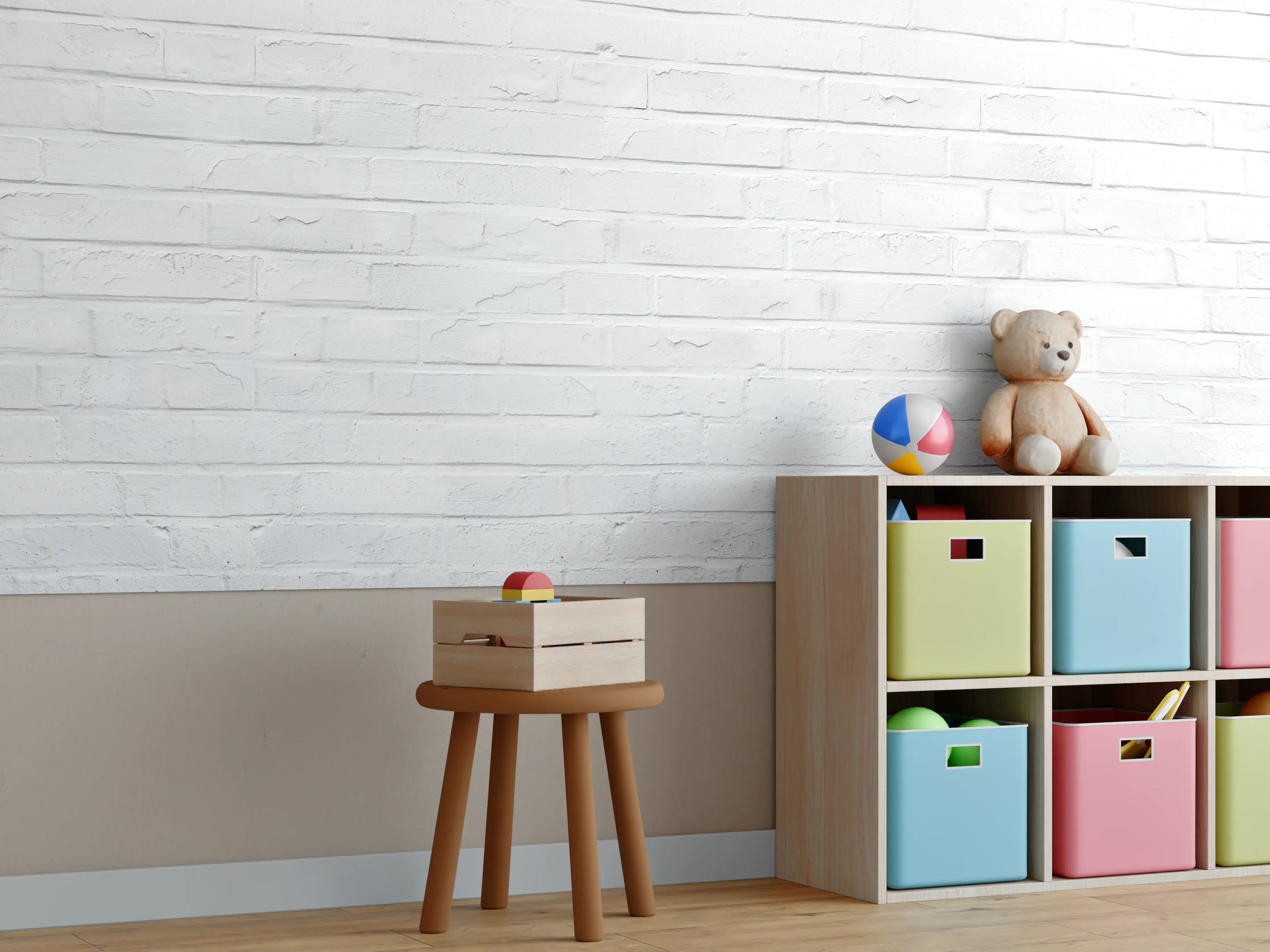 Kinderzimmer Wandgestaltung - Weiß bemalte Steinmauer