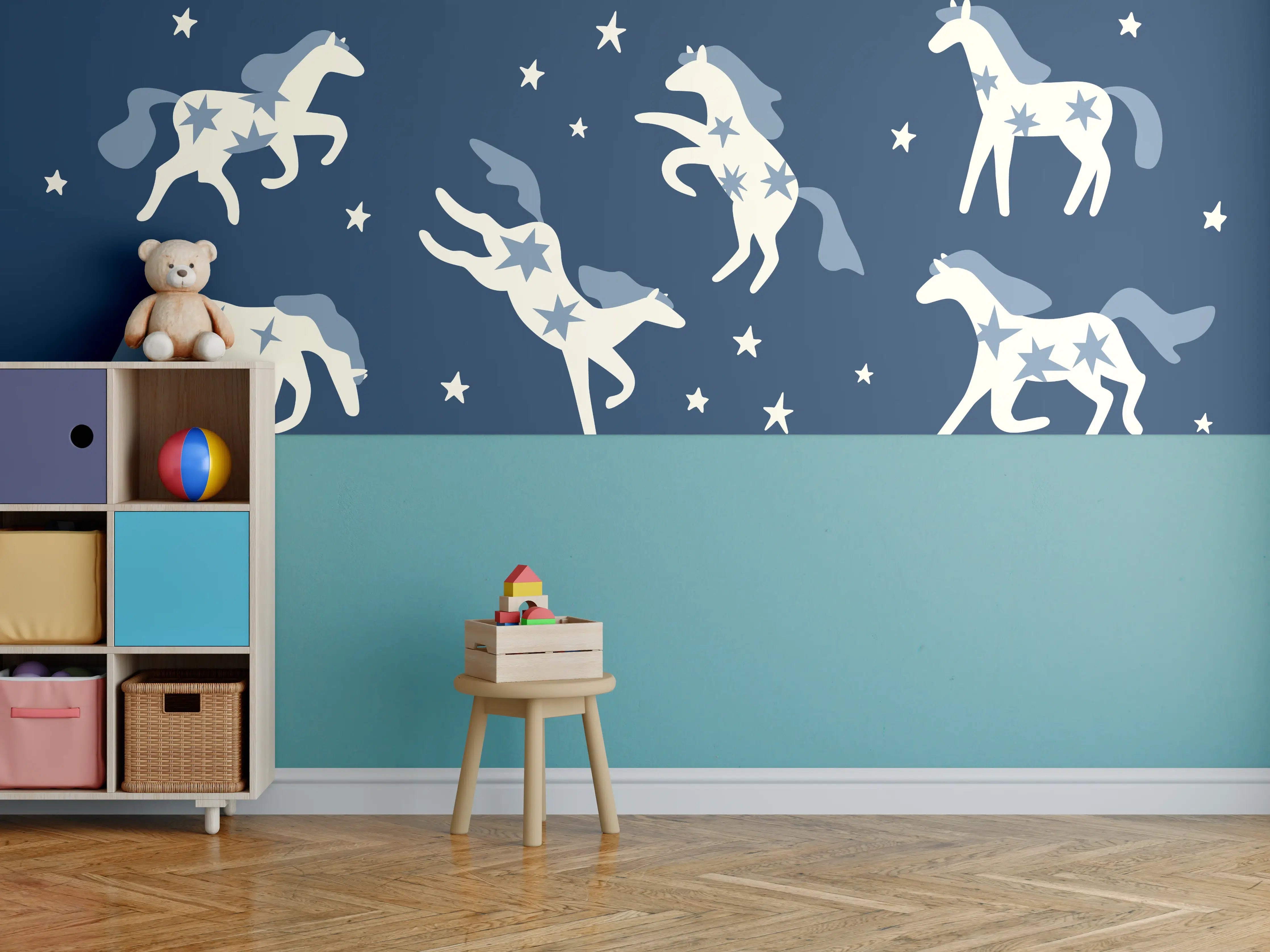 Kinderzimmer Wandgestaltung - Weiße Einhorn- und Sternen-Illustration auf dunklem Hintergrund