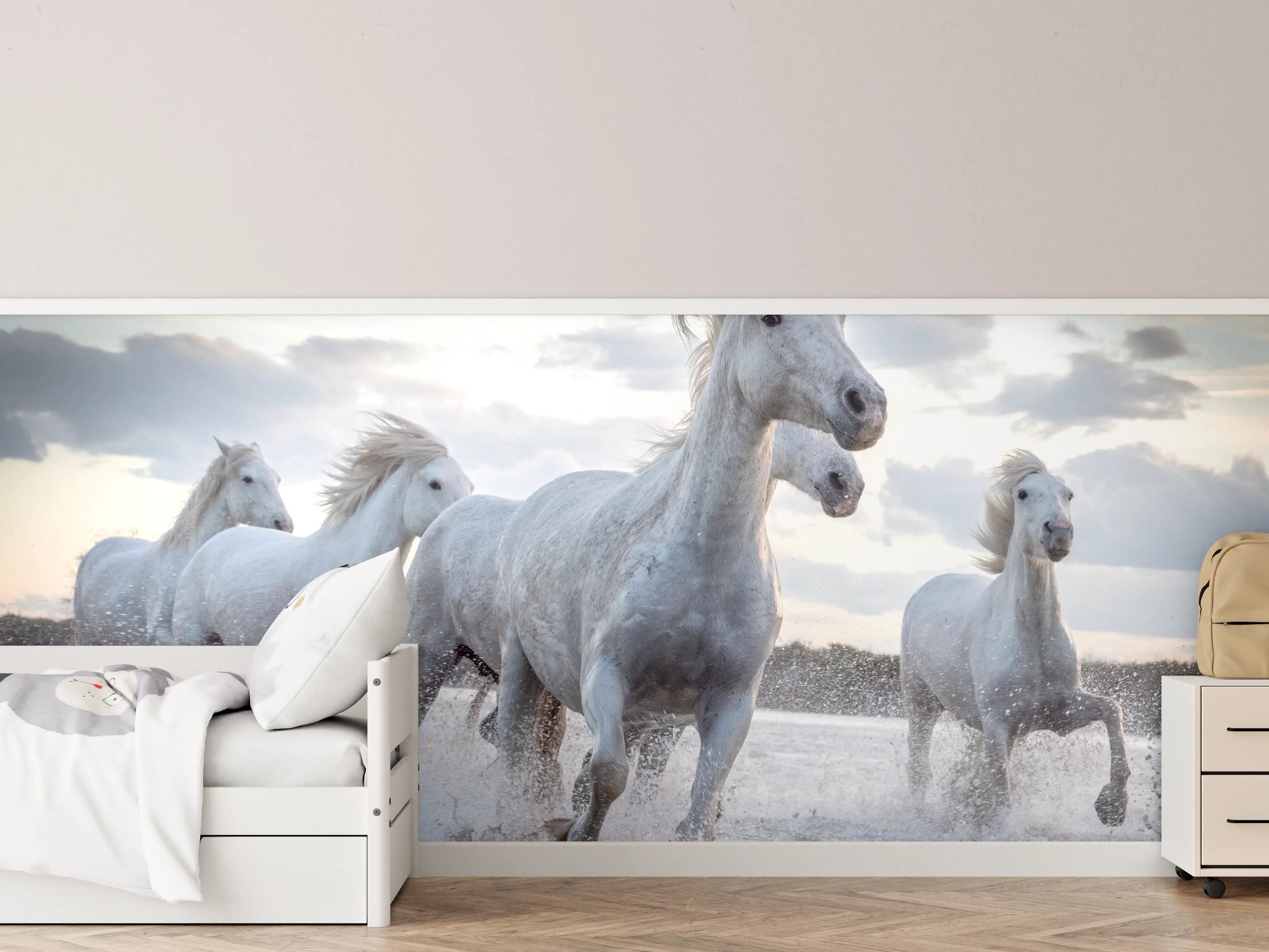 Kinderzimmer Wandgestaltung - Weiße Pferdegalopp am Strand bei Sonnenuntergang