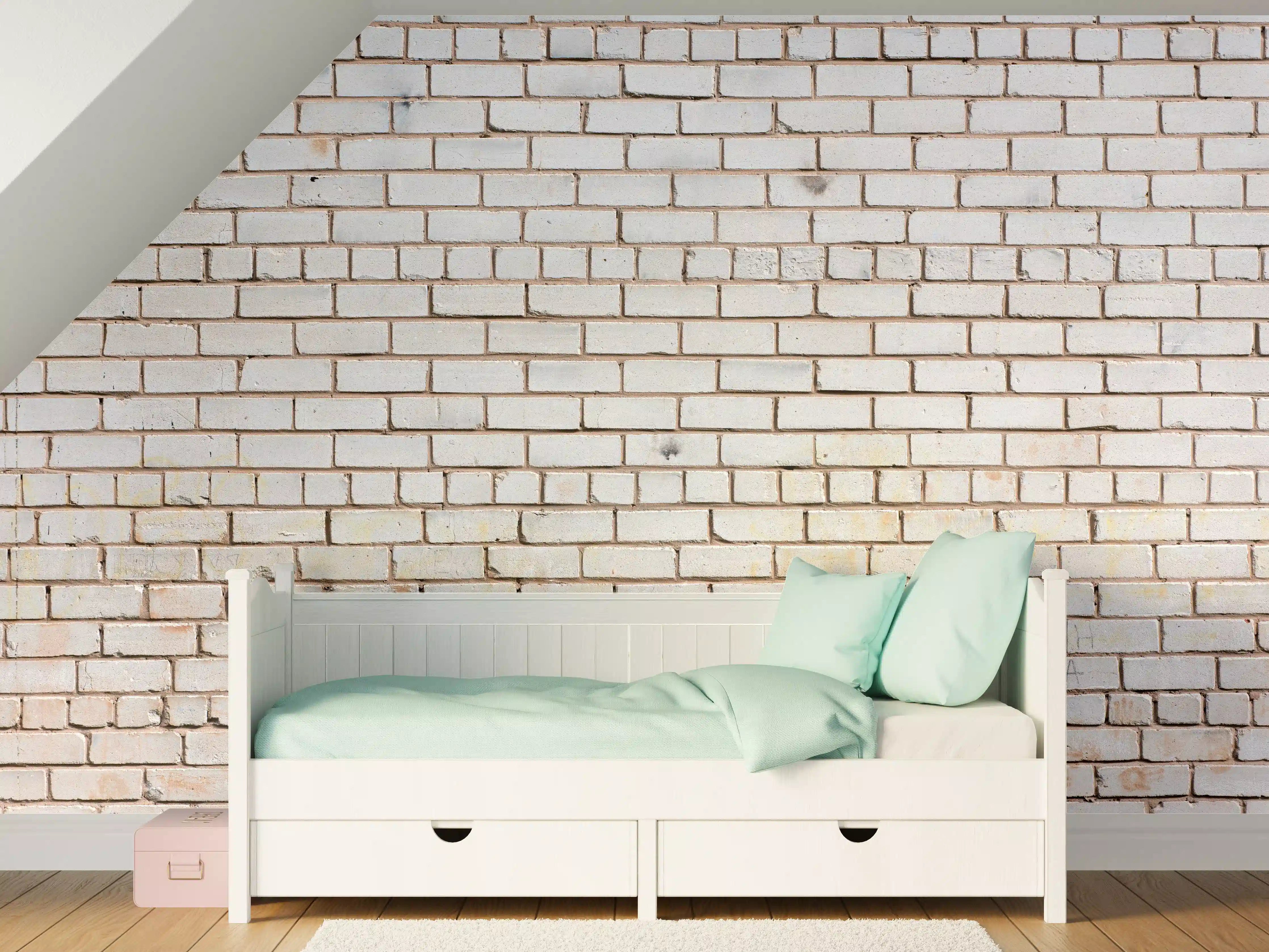Kinderzimmer Wandgestaltung - Weiße Ziegelwand mit Gebrauchsspuren und Graffiti