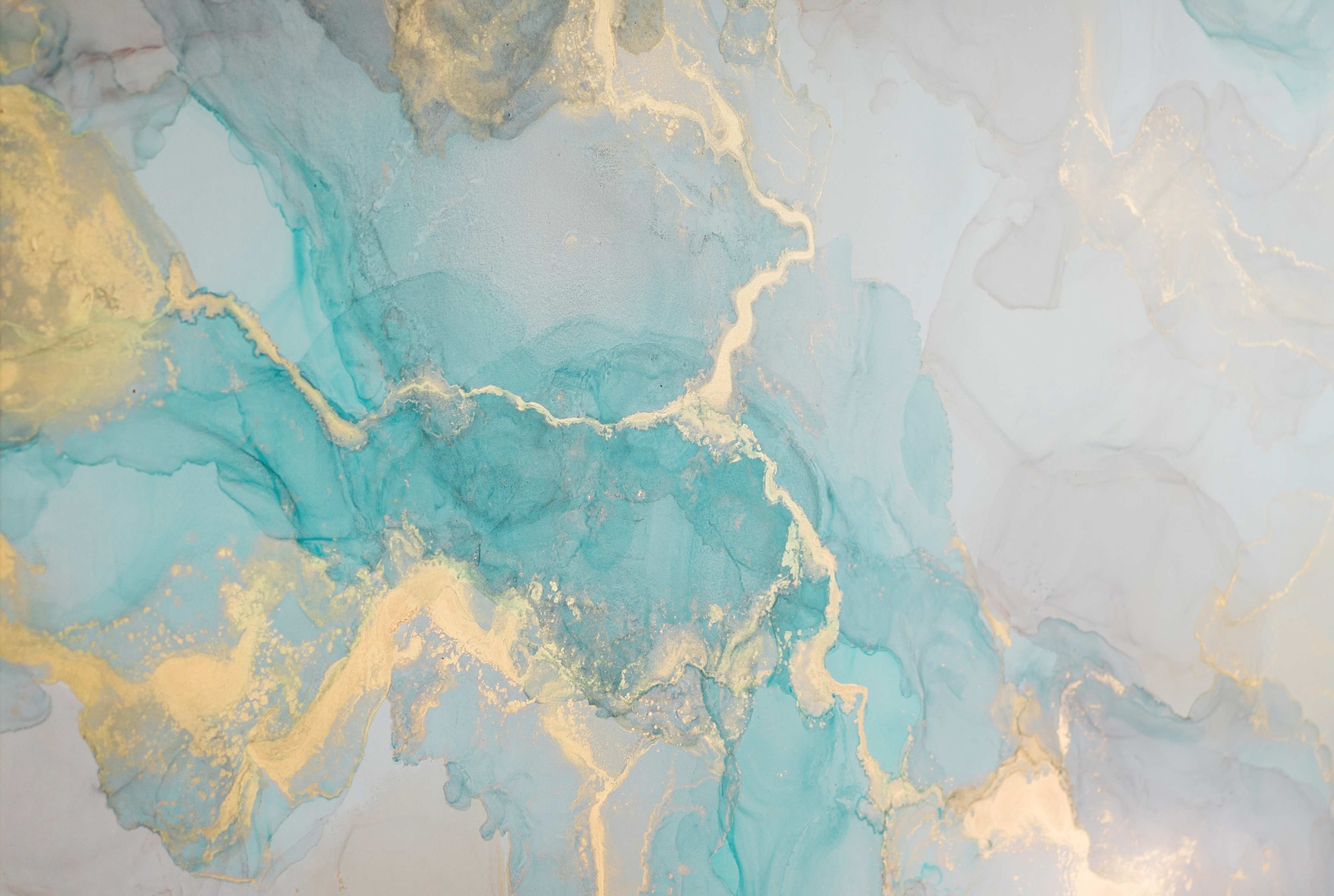 Kinderzimmer Wandgestaltung-Weiße und Türkisfarbene Marmor-Textur mit Goldakzenten