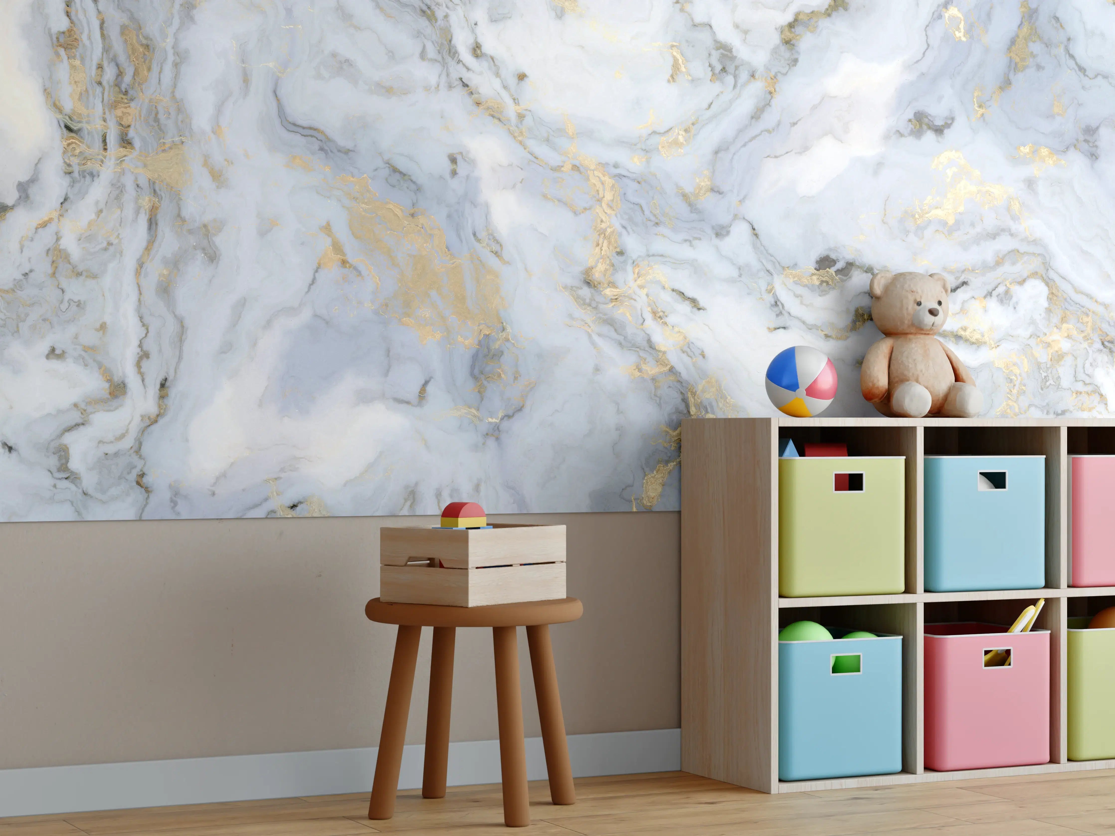 Kinderzimmer Wandgestaltung - Weißer Marmor mit Goldelementen