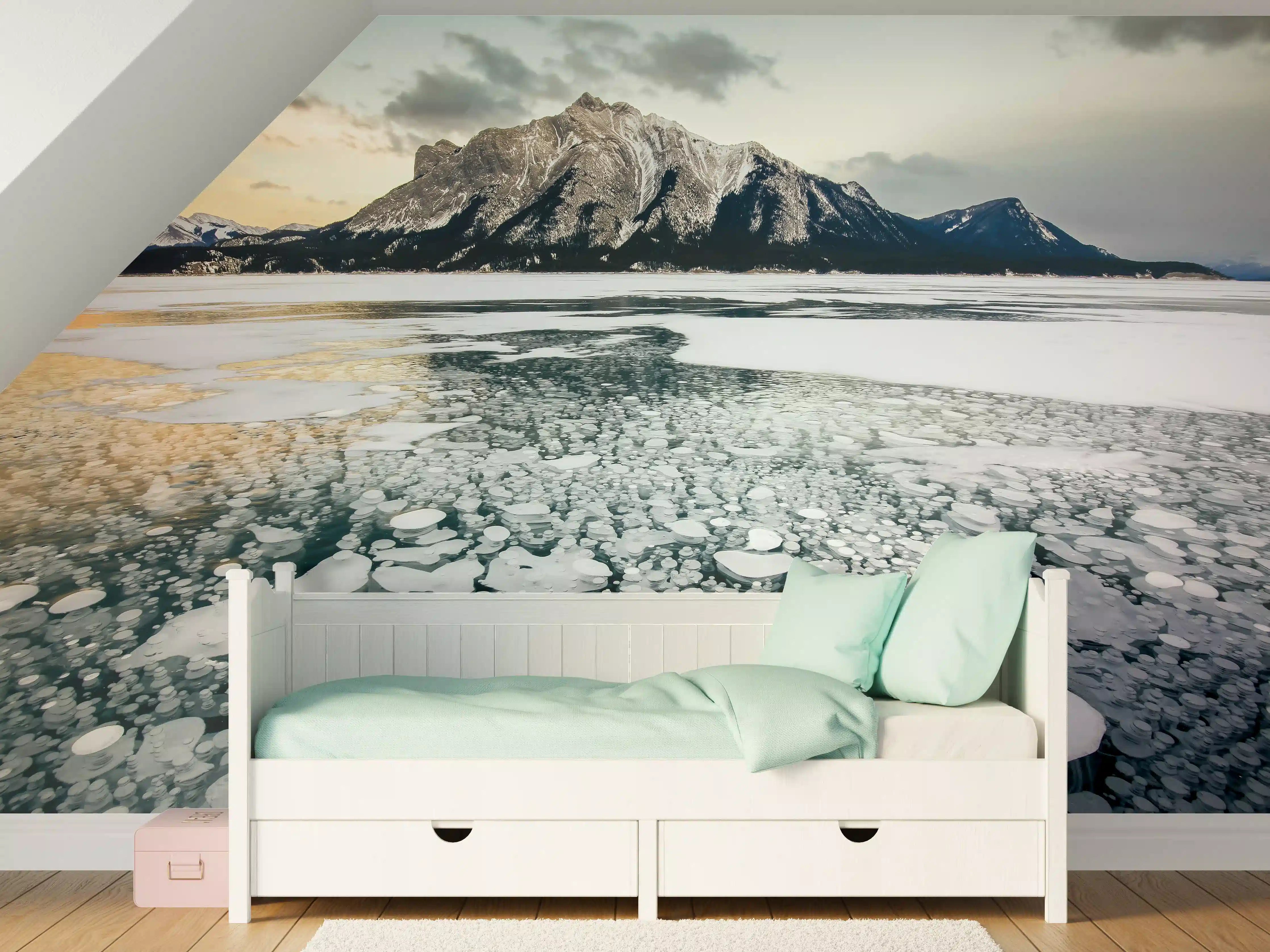 Kinderzimmer Wandgestaltung - Winterlicher See mit Eisblasen