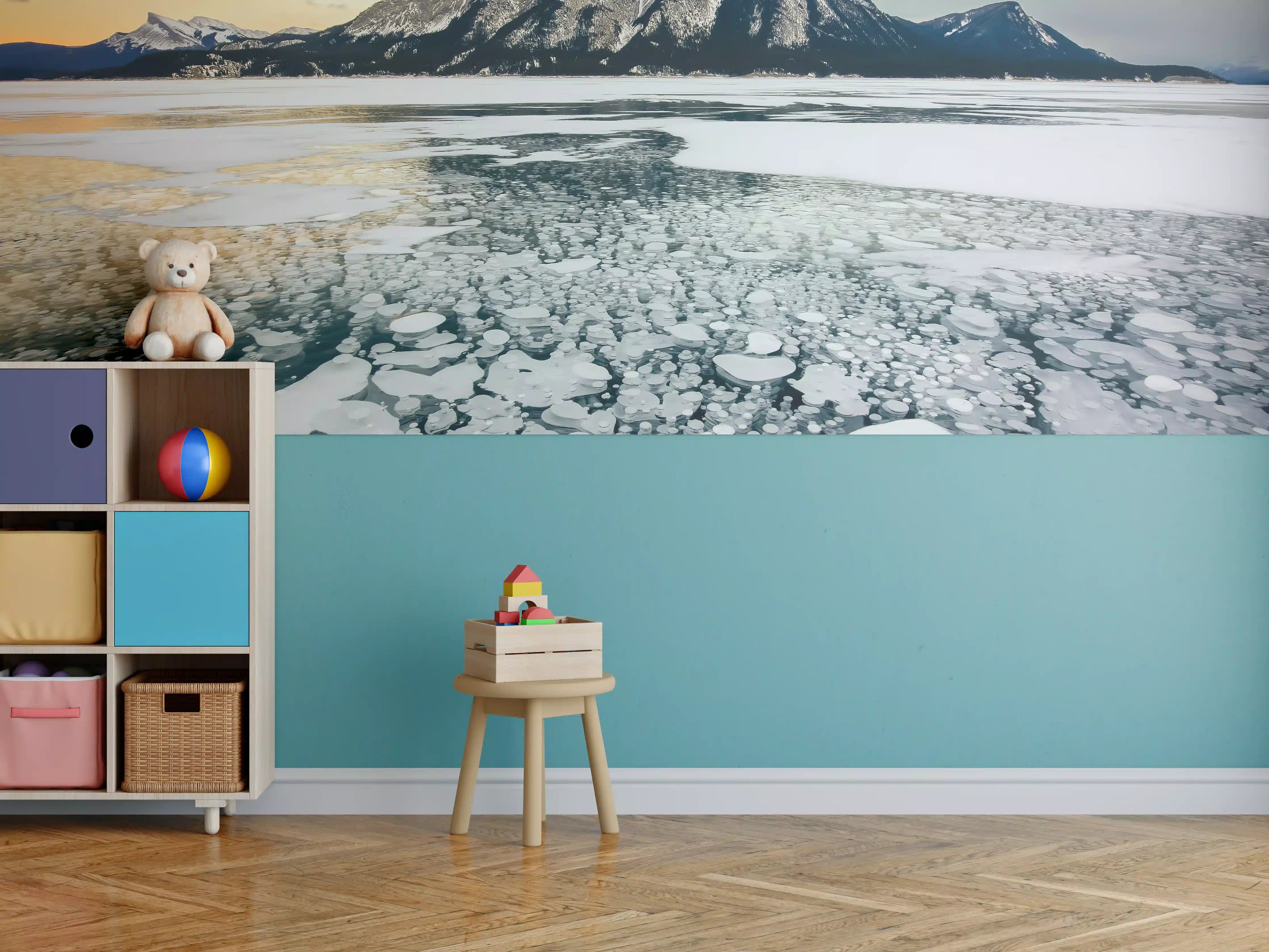 Kinderzimmer Wandgestaltung - Winterlicher See mit Eisblasen