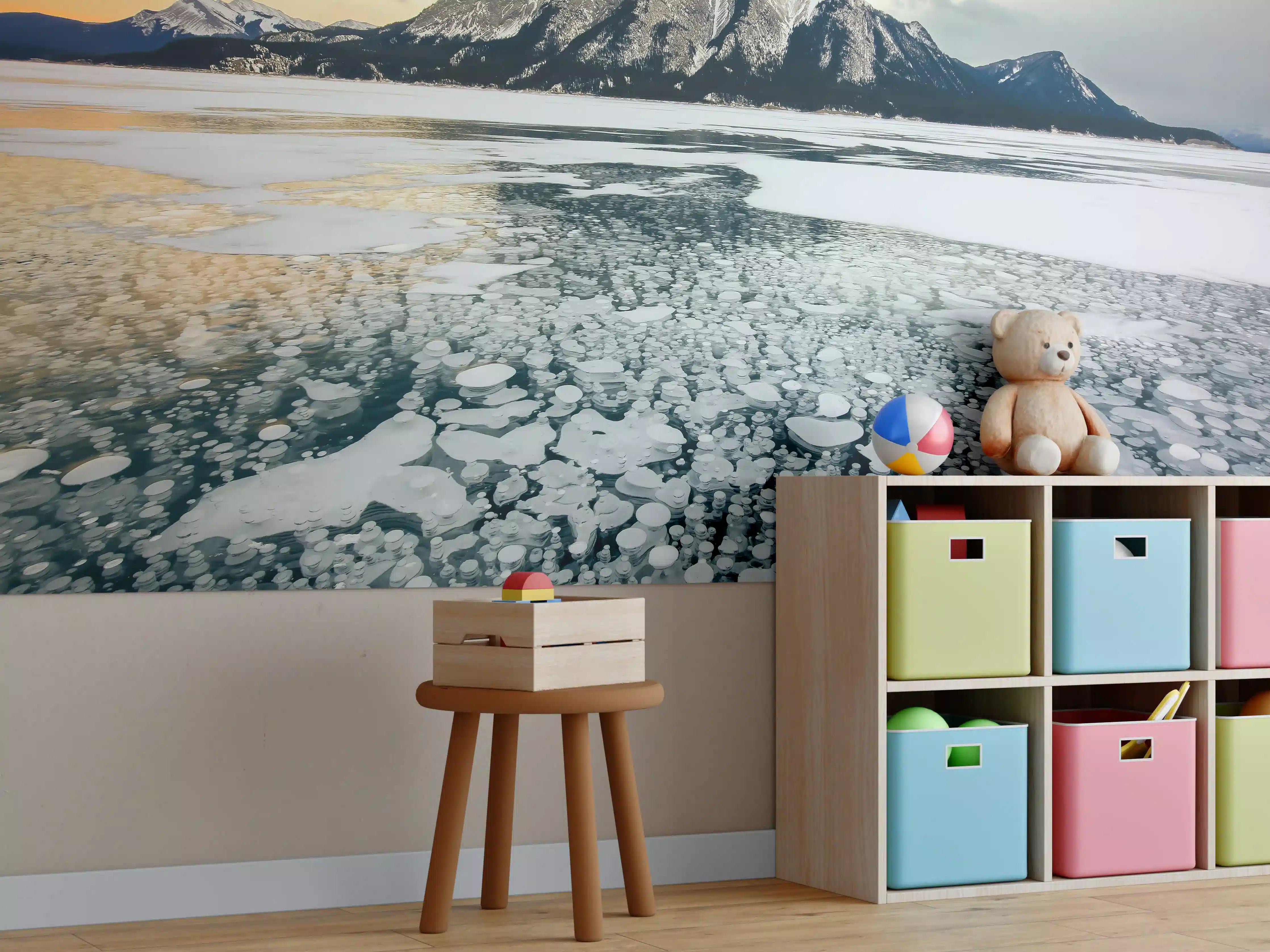 Kinderzimmer Wandgestaltung - Winterlicher See mit Eisblasen