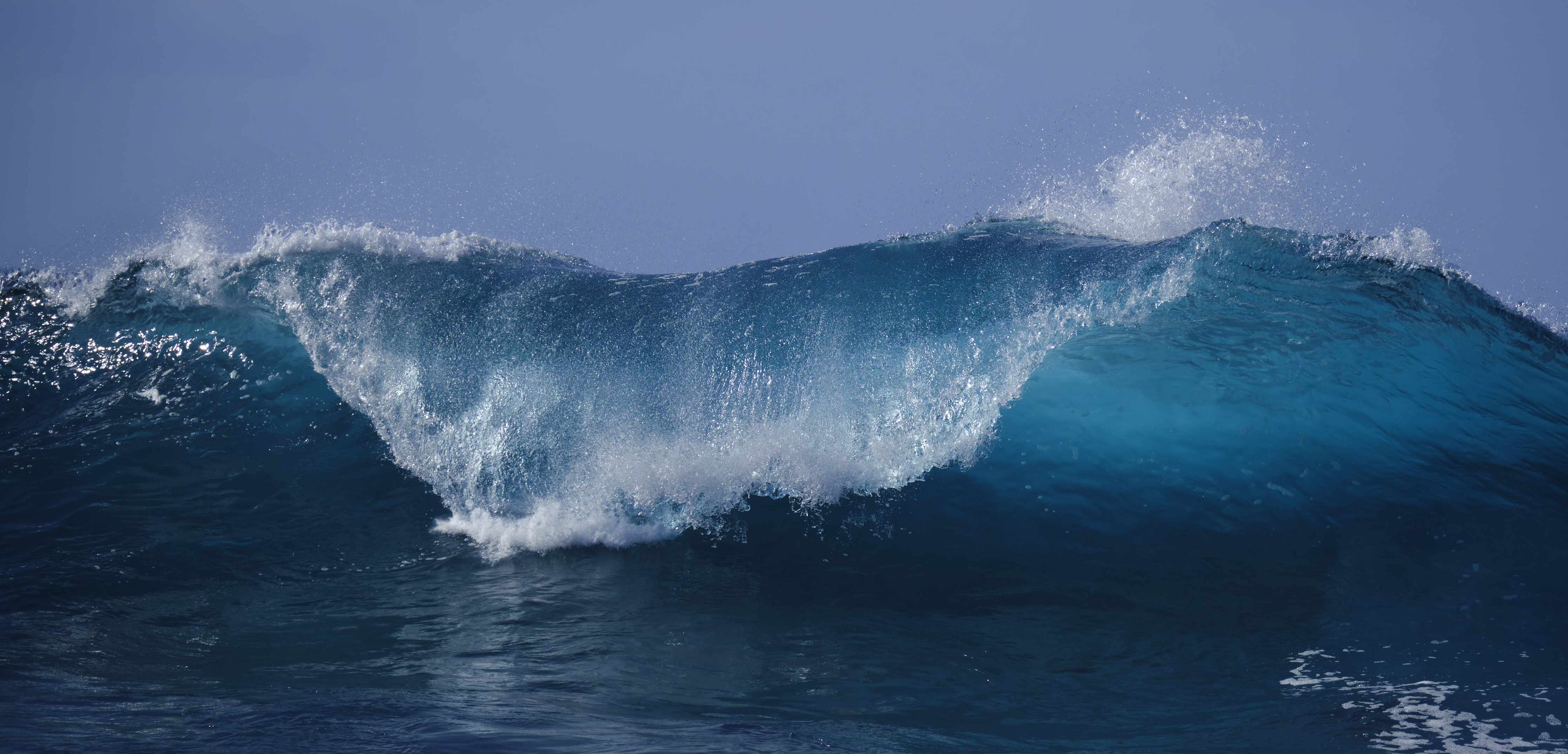 Kinderzimmer Wandgestaltung-Wogende Wellen im Meeresblau