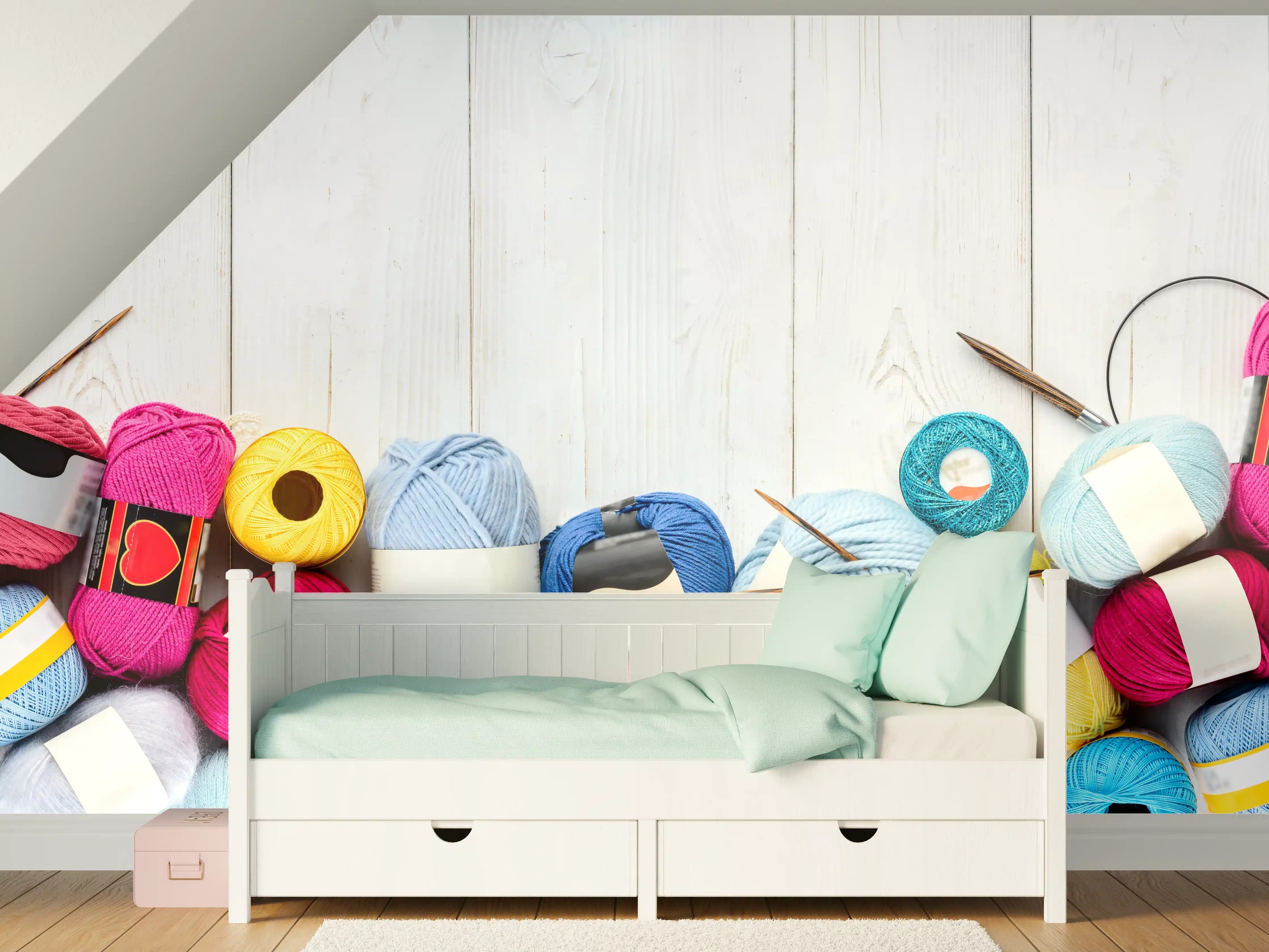 Kinderzimmer Wandgestaltung - Wolle und Stricknadeln auf Holzhintergrund