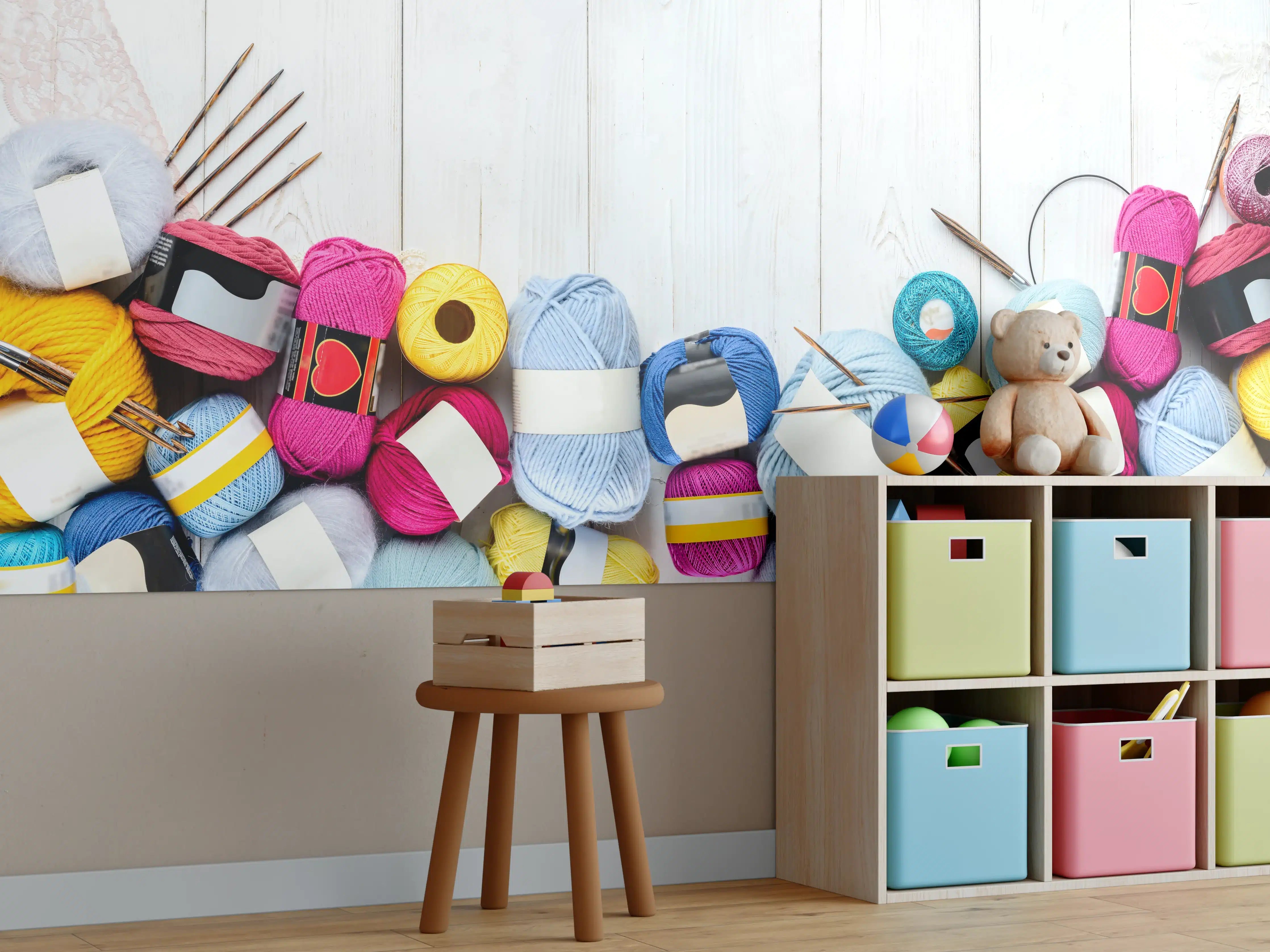 Kinderzimmer Wandgestaltung - Wolle und Stricknadeln auf Holzhintergrund