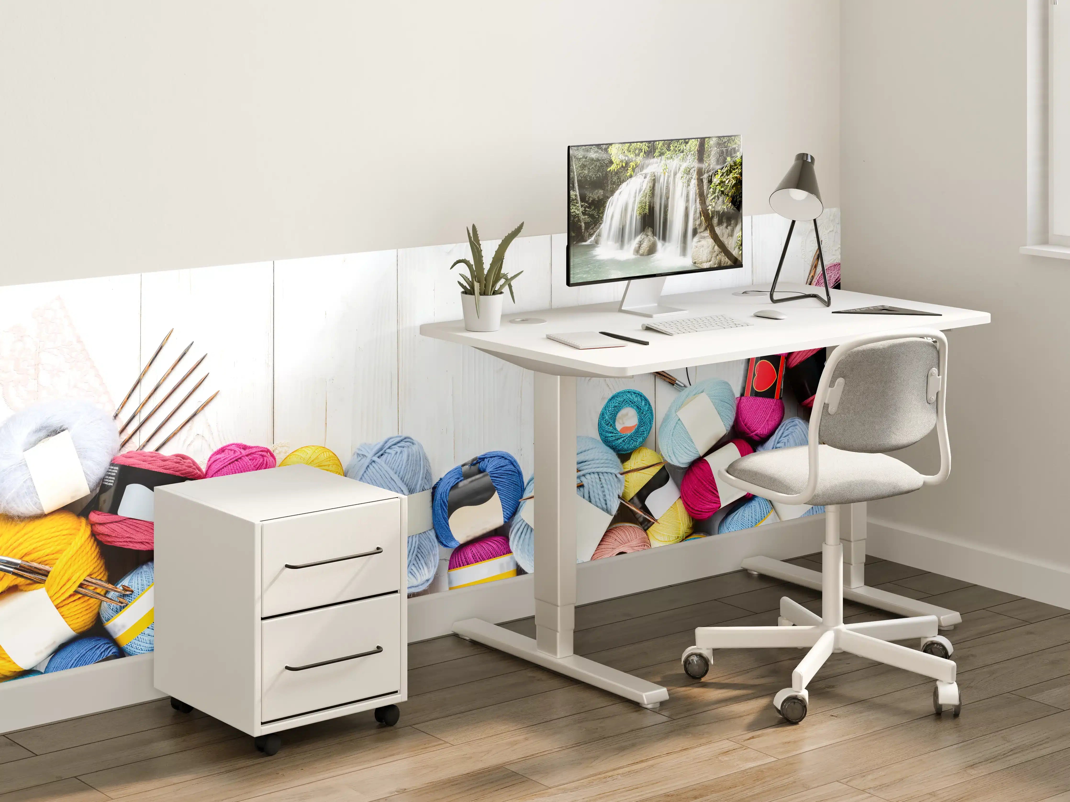 Kinderzimmer Wandgestaltung - Wolle und Stricknadeln auf Holzhintergrund