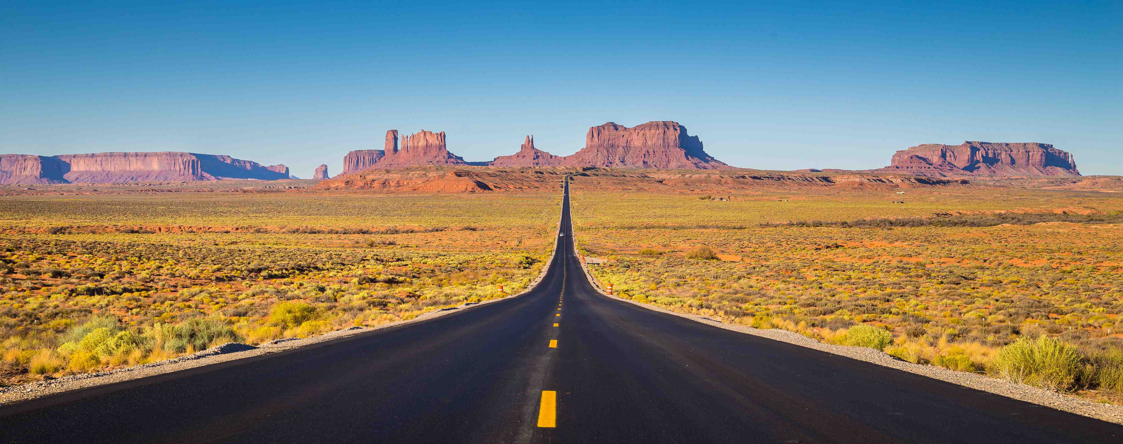 Kinderzimmer Wandgestaltung-Wüstenstraße mit Monument Valley im Hintergrund