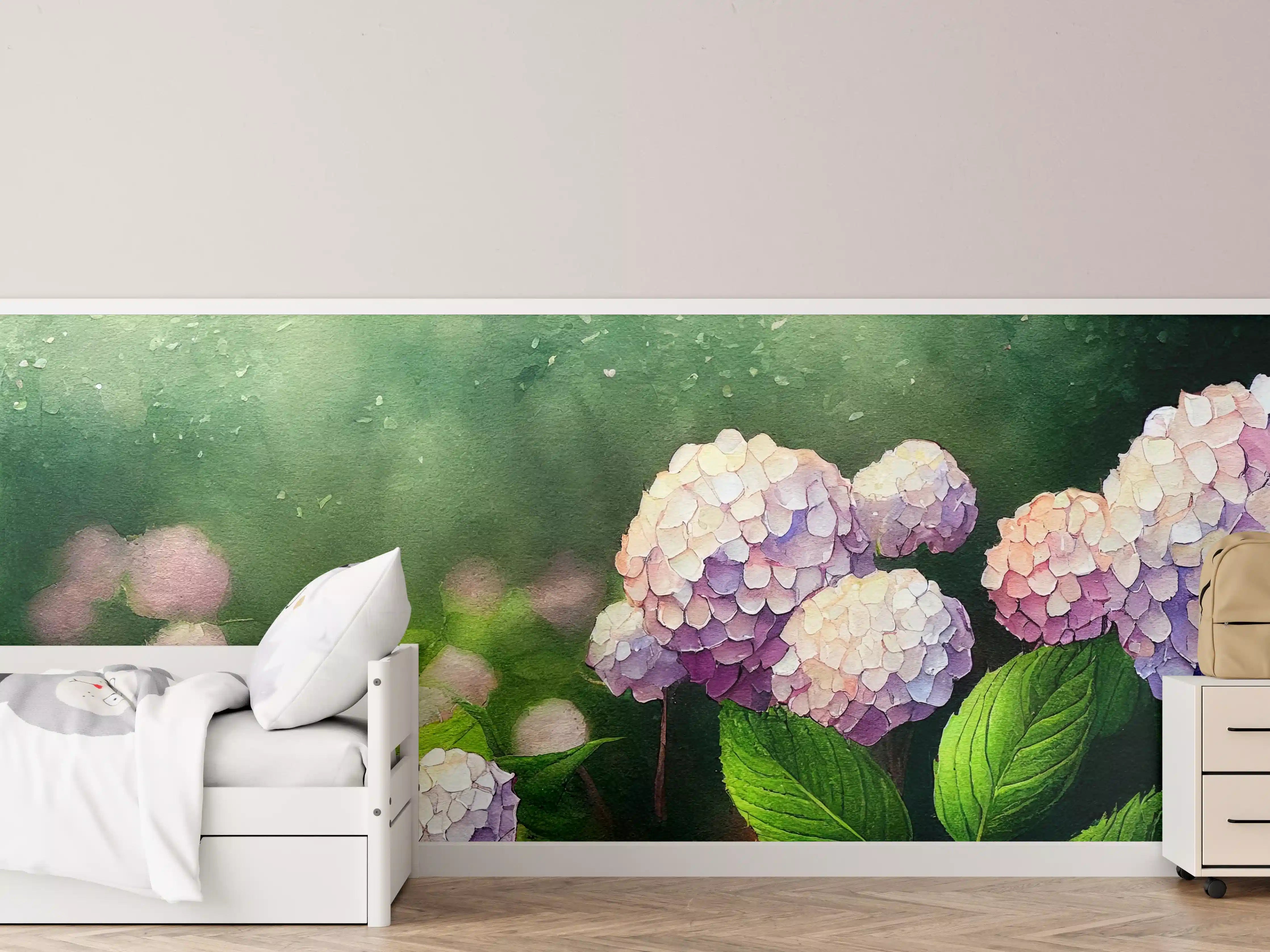 Kinderzimmer Wandgestaltung - Zarte Hortensien vor grünem Hintergrund