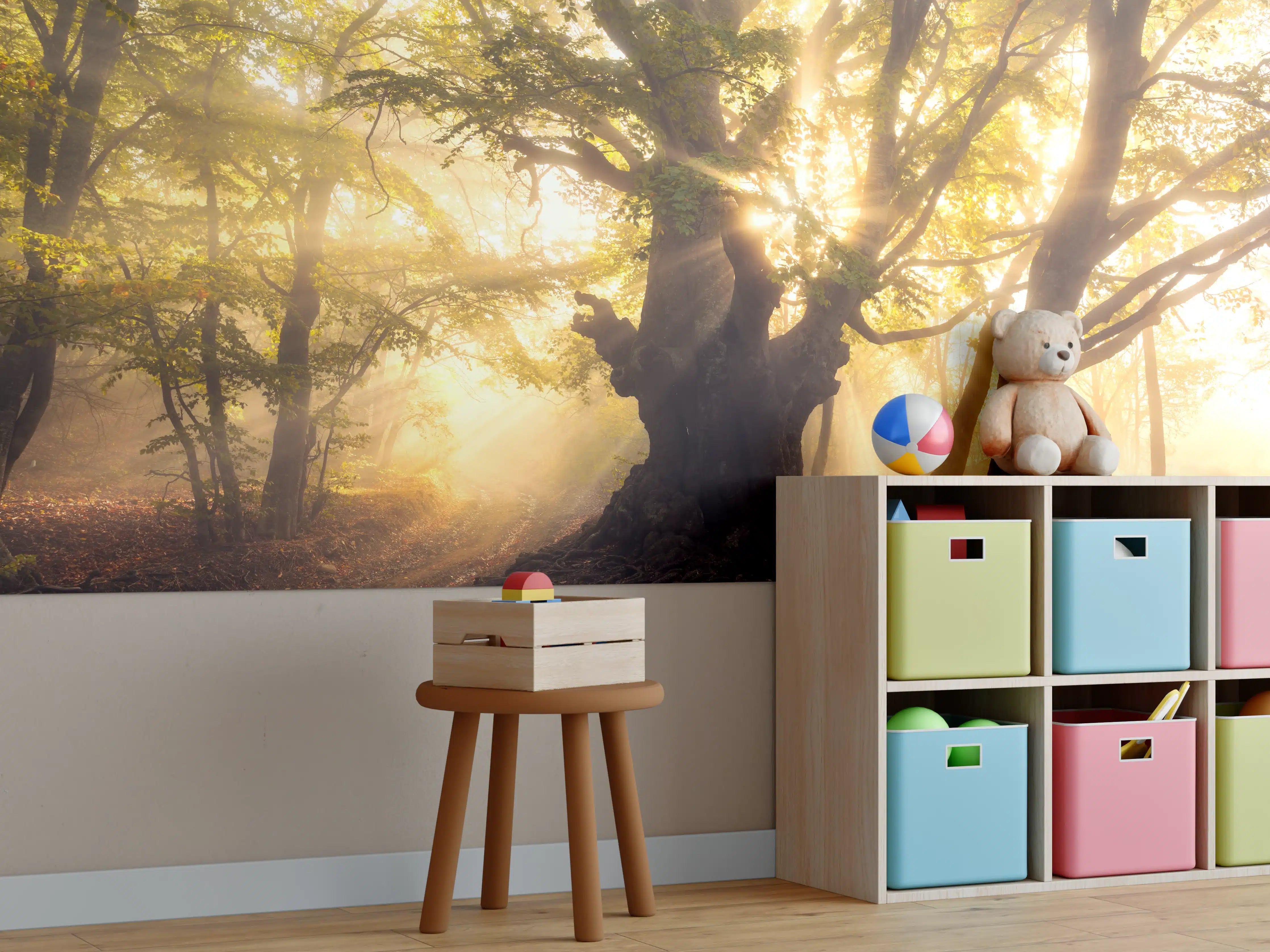 Kinderzimmer Wandgestaltung - alter Baum bei Sonnenaufgang im Nebel
