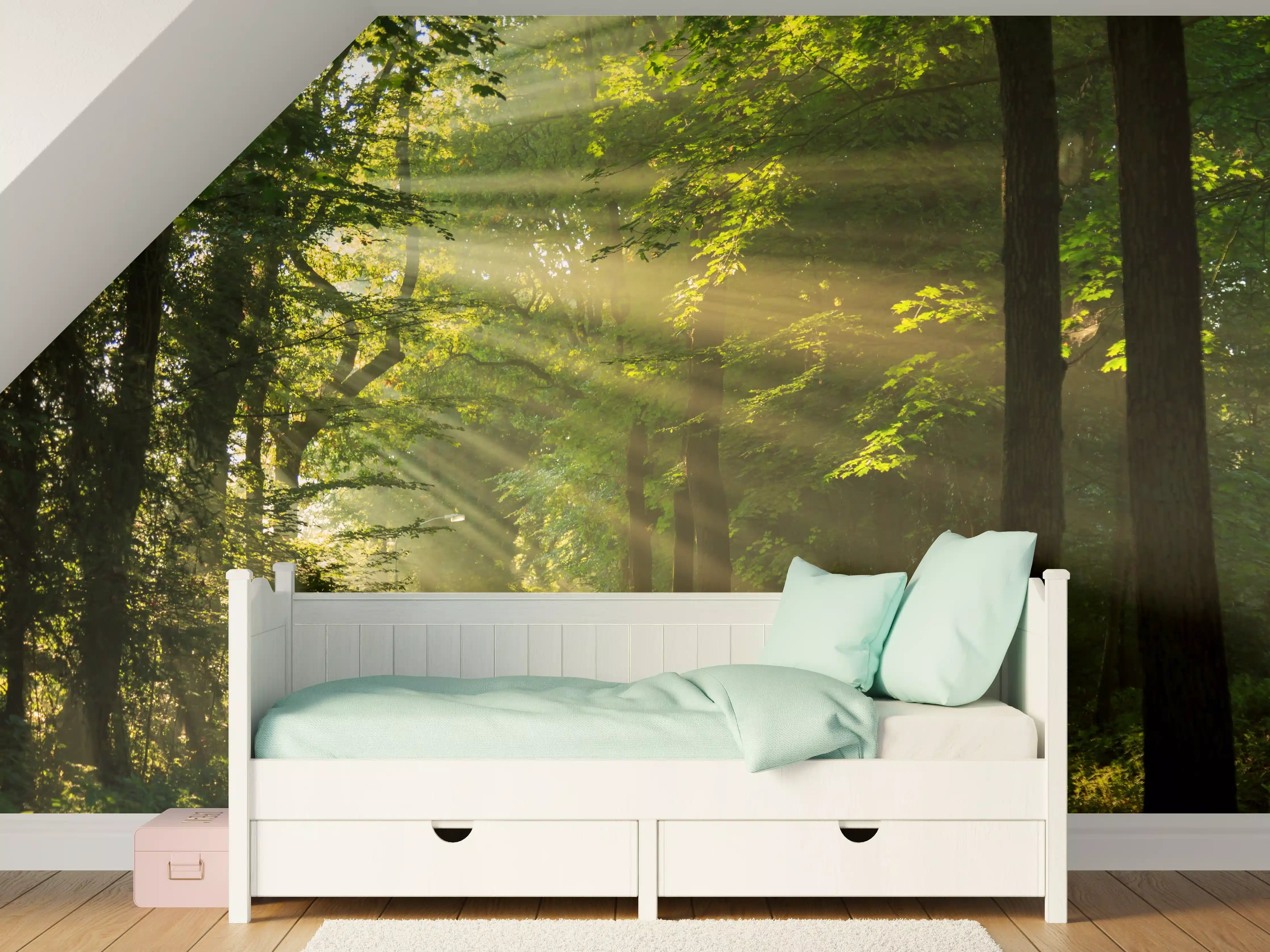 Kinderzimmer Wandgestaltung - erleuchtende Sonnenstrahlen in den Wald