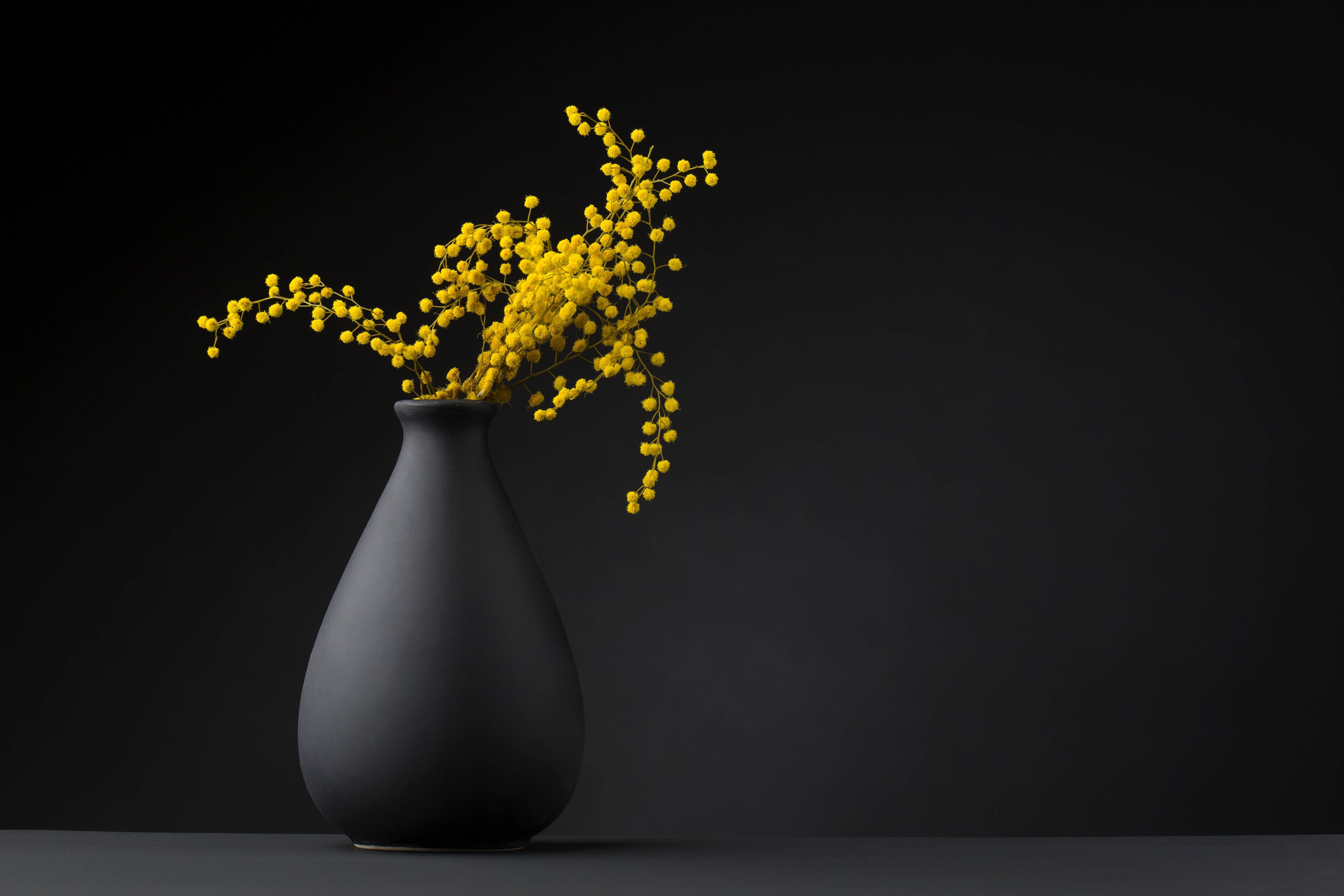 Kinderzimmer Wandgestaltung-gelbe Blume auf der gräulichen Vase