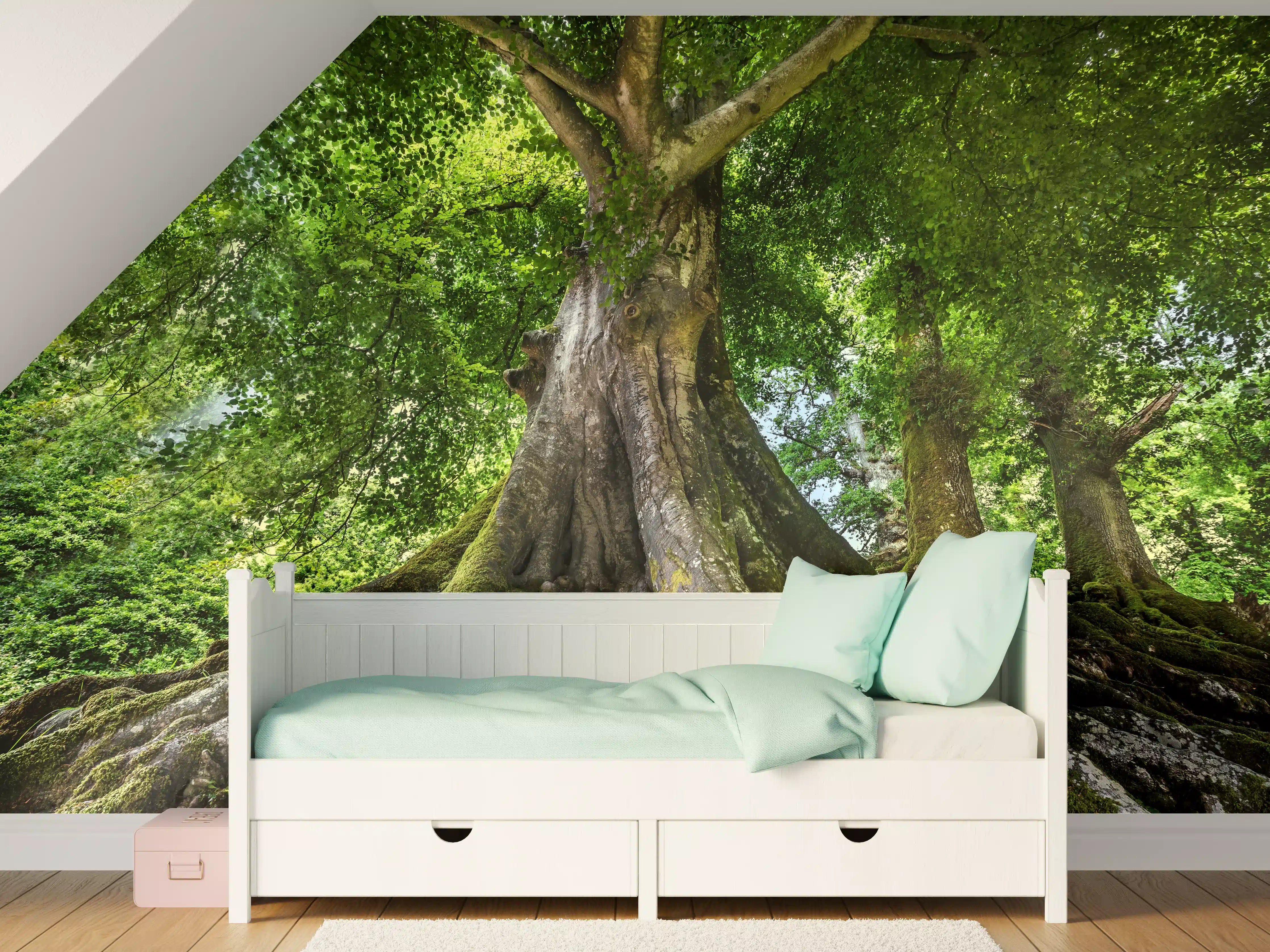 Kinderzimmer Wandgestaltung - großer alter Baum in Froschperspektive