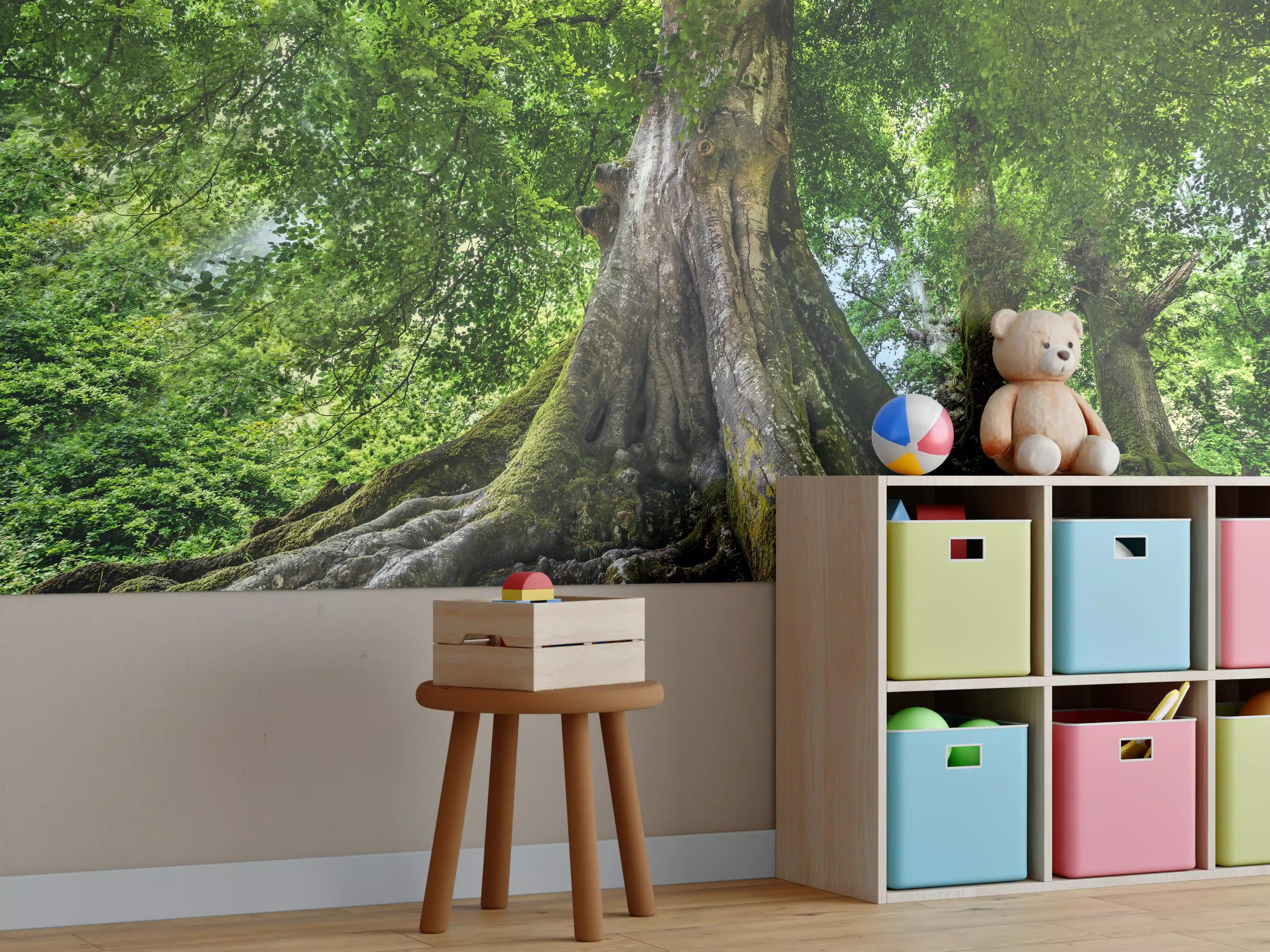 Kinderzimmer Wandgestaltung - großer alter Baum in Froschperspektive