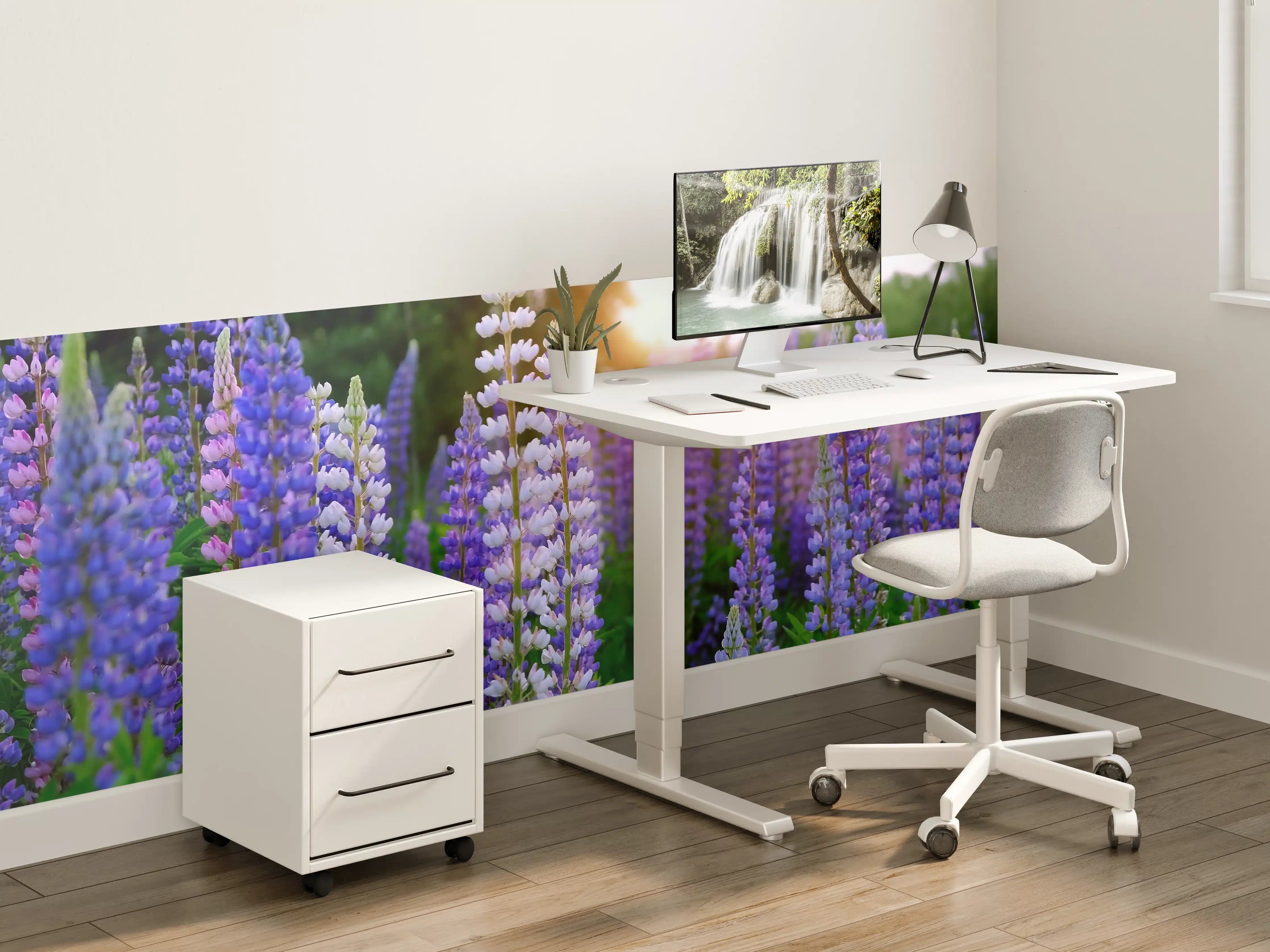 Kinderzimmer Wandgestaltung - lila-rosa Lupine Blumen