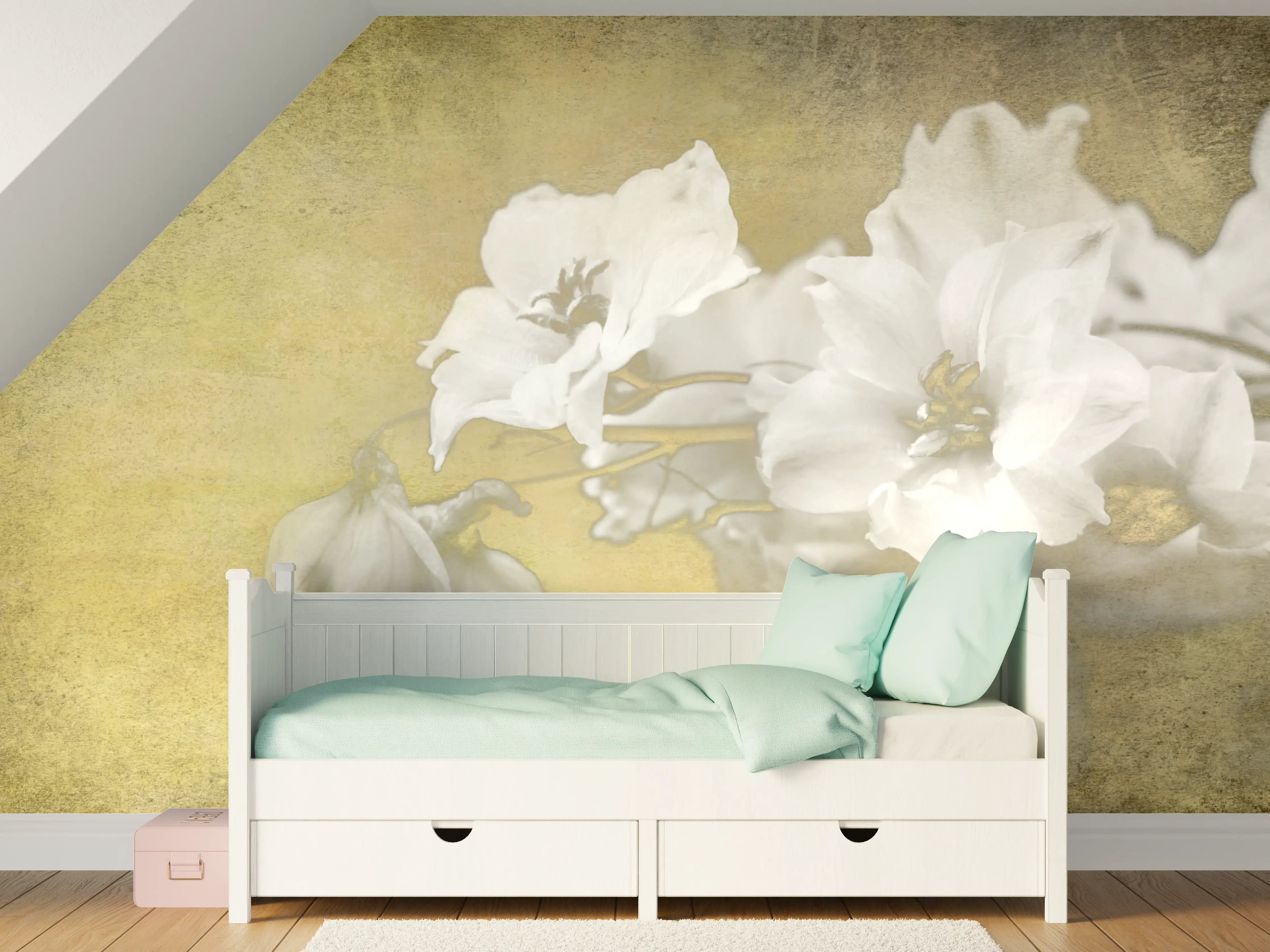 Kinderzimmer Wandgestaltung - weiße Blumen auf goldenem Hintergrund
