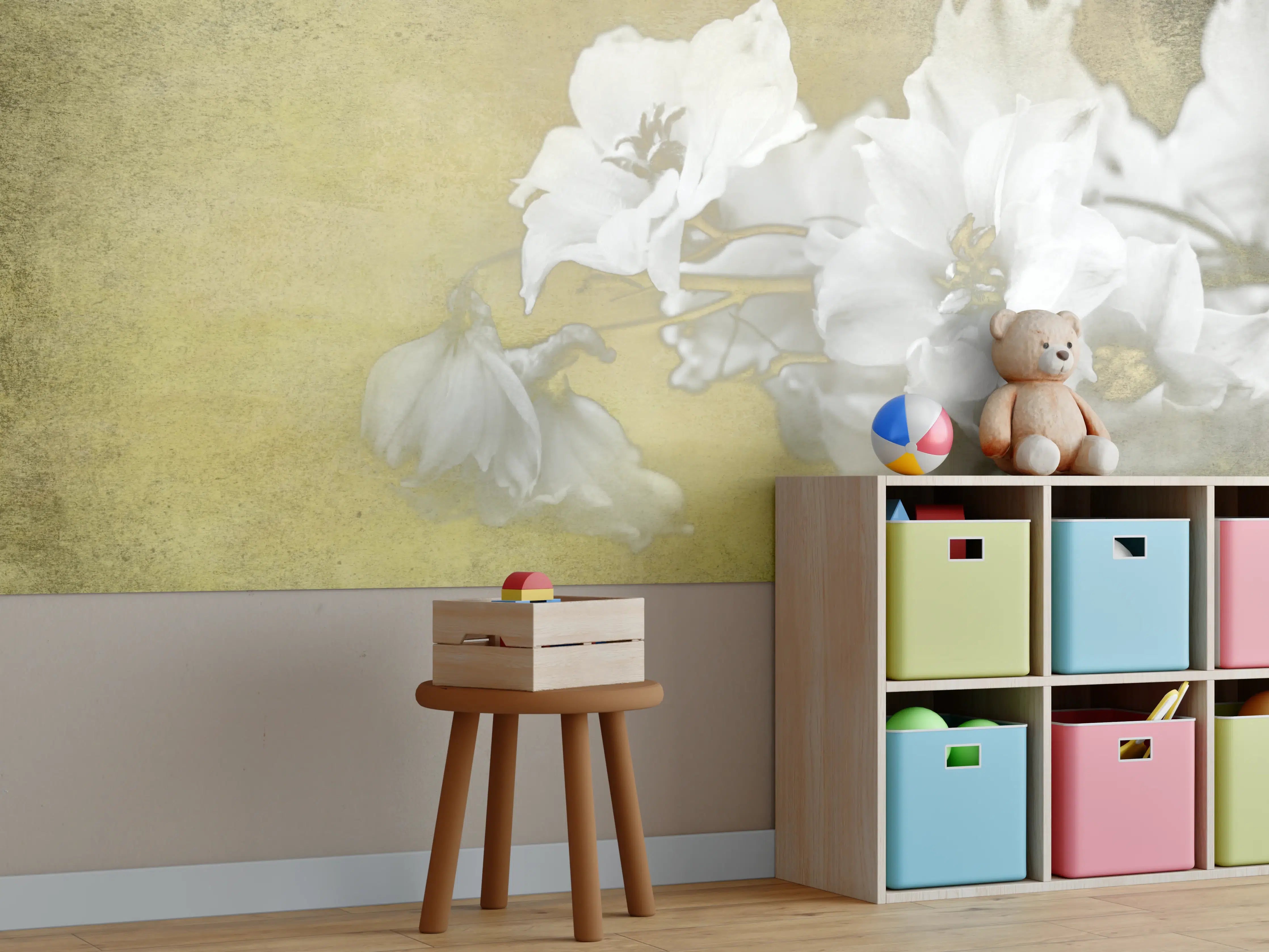 Kinderzimmer Wandgestaltung - weiße Blumen auf goldenem Hintergrund