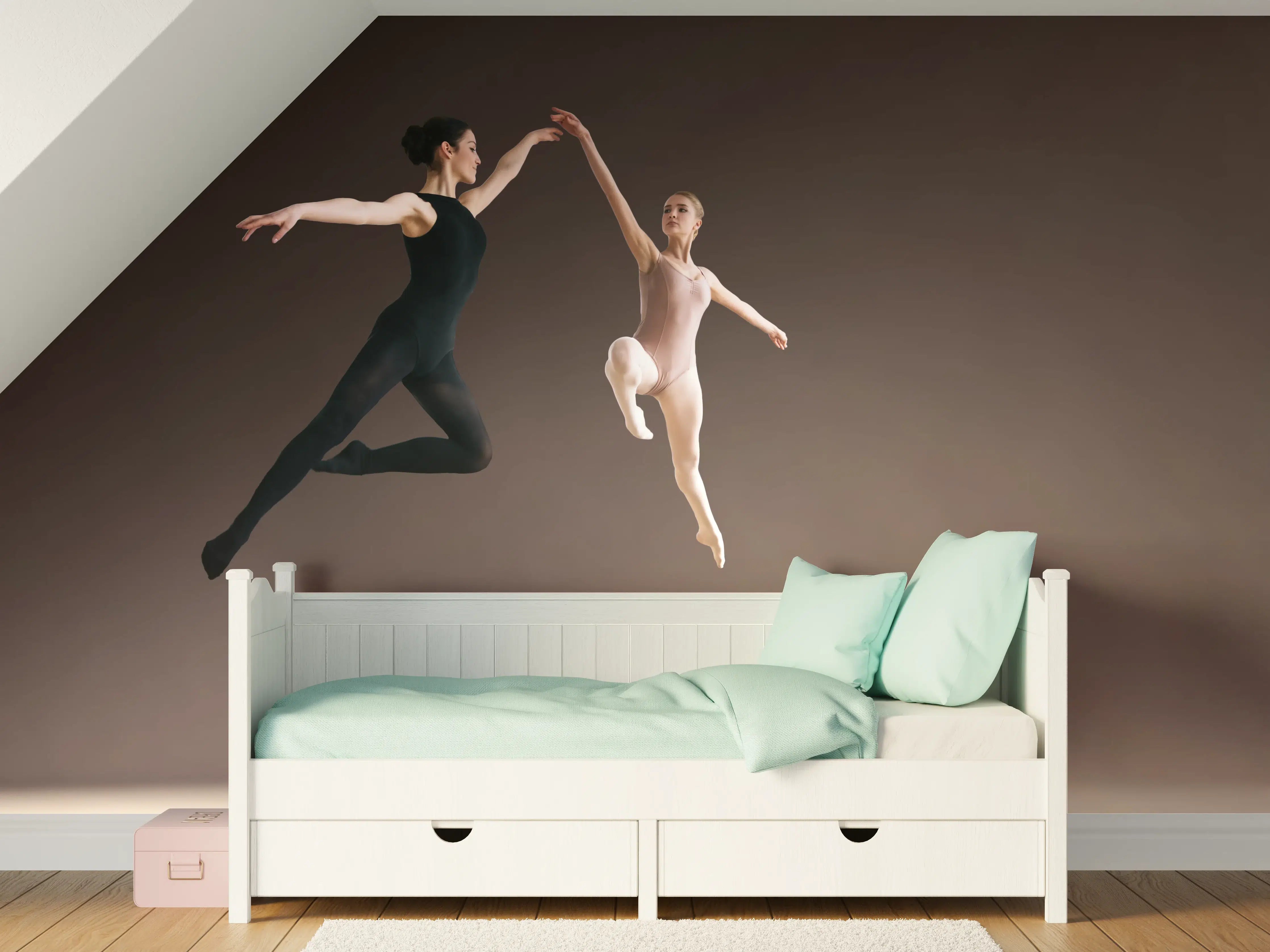 Kinderzimmer Wandgestaltung - zwei Balletttänzerinnen hoch in der Luft