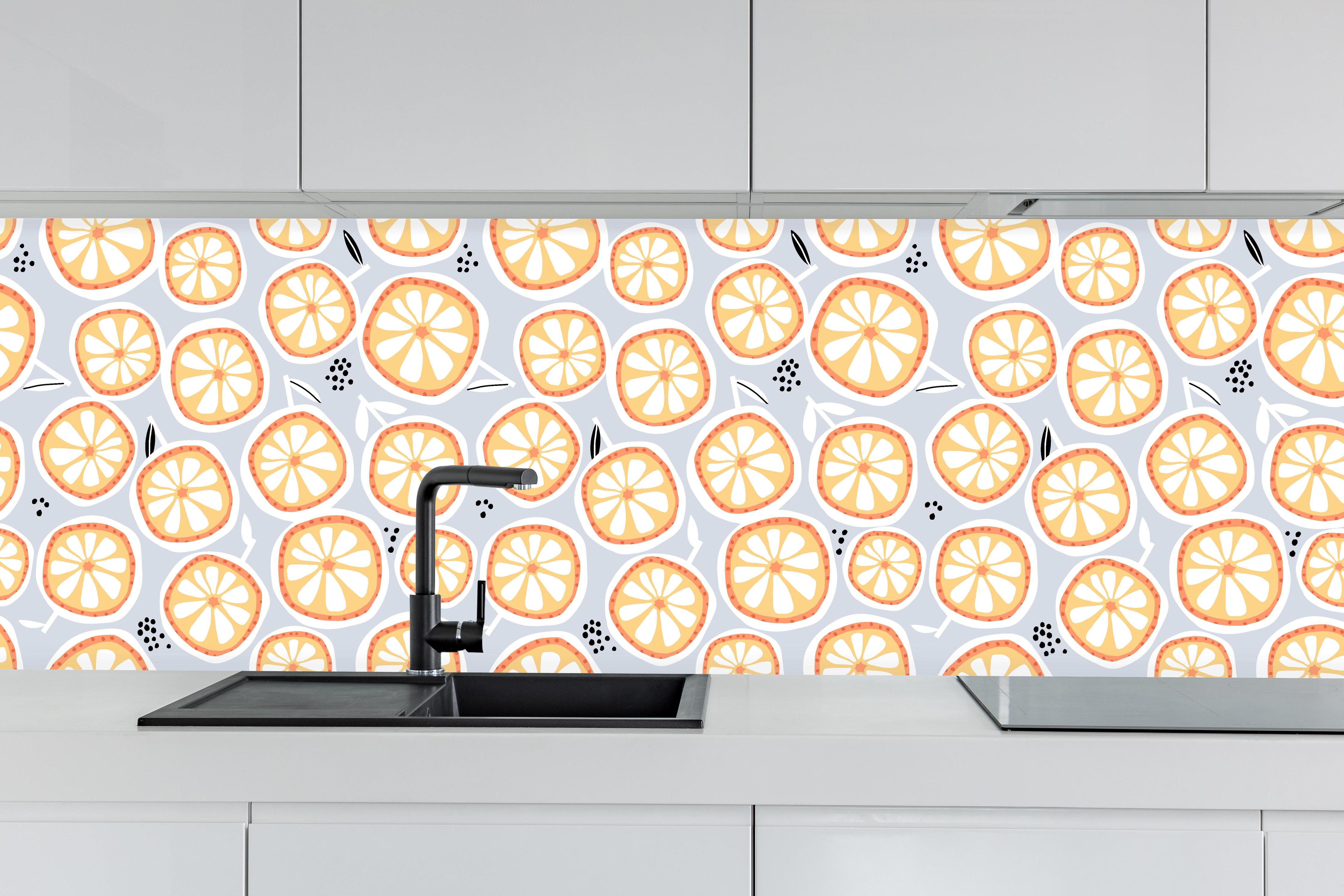 Küche - Citrus-Orange Küchenrückwand hinter weißen Hochglanz-Küchenregalen und schwarzem Wasserhahn