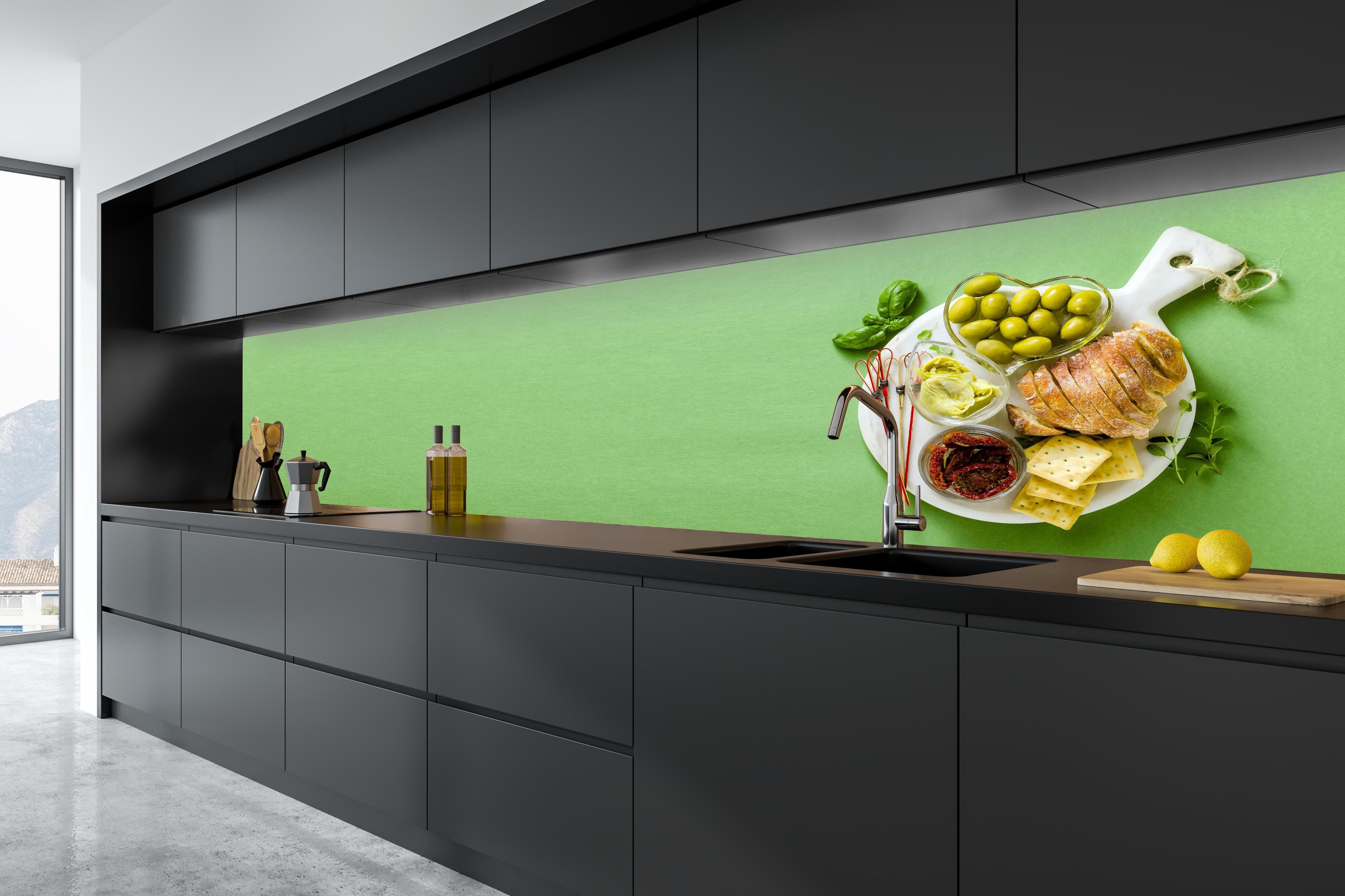 Küche - Grüne Küchenrückwand mit Oliven in tiefschwarzer matt-premium Einbauküche