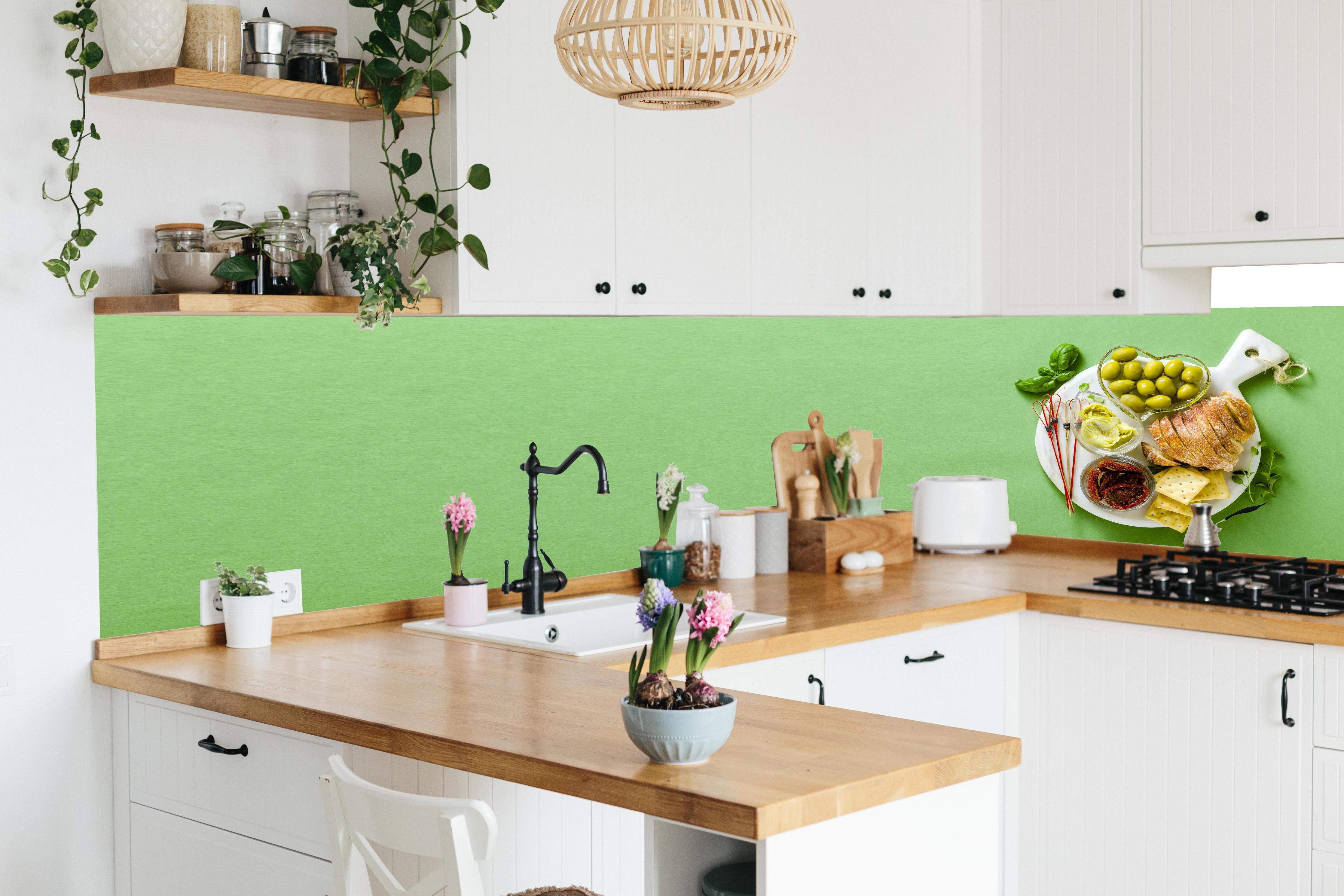 Küche - Grüne Küchenrückwand mit Oliven in lebendiger Küche mit bunten Blumen