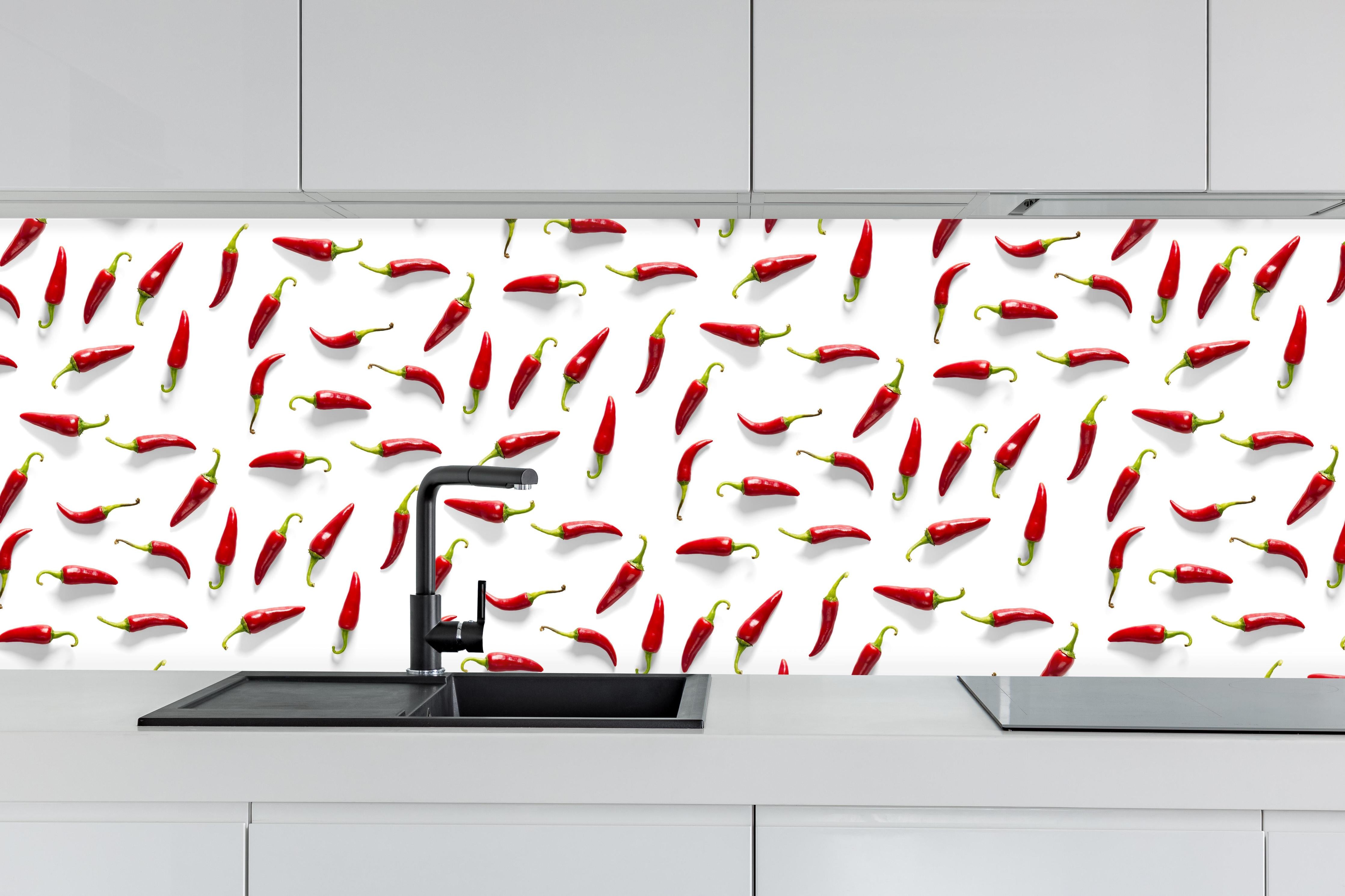 Küche - Rote Chili-Muster Küchenrückwand hinter weißen Hochglanz-Küchenregalen und schwarzem Wasserhahn