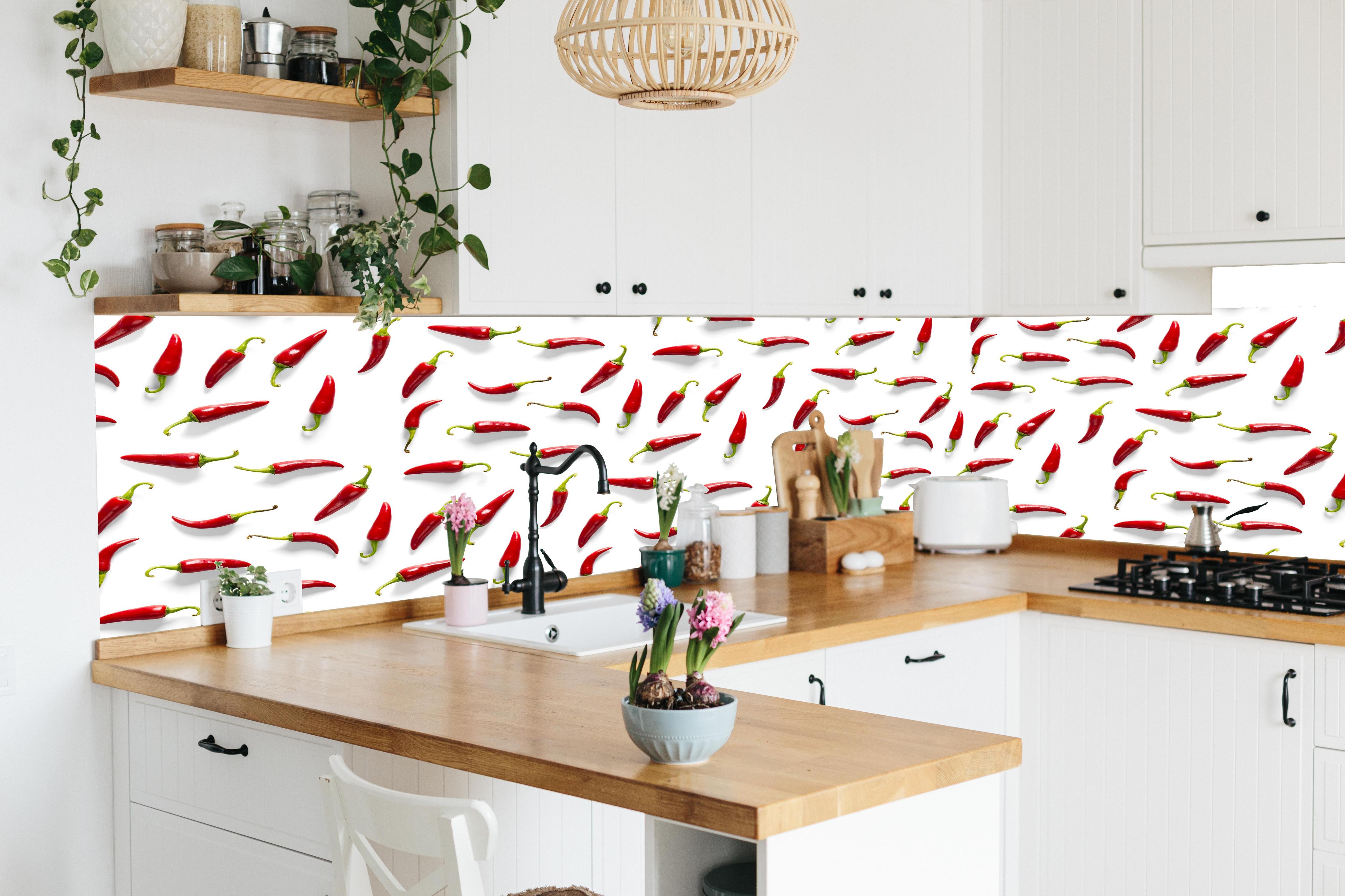 Küche - Rote Chili-Muster Küchenrückwand in lebendiger Küche mit bunten Blumen