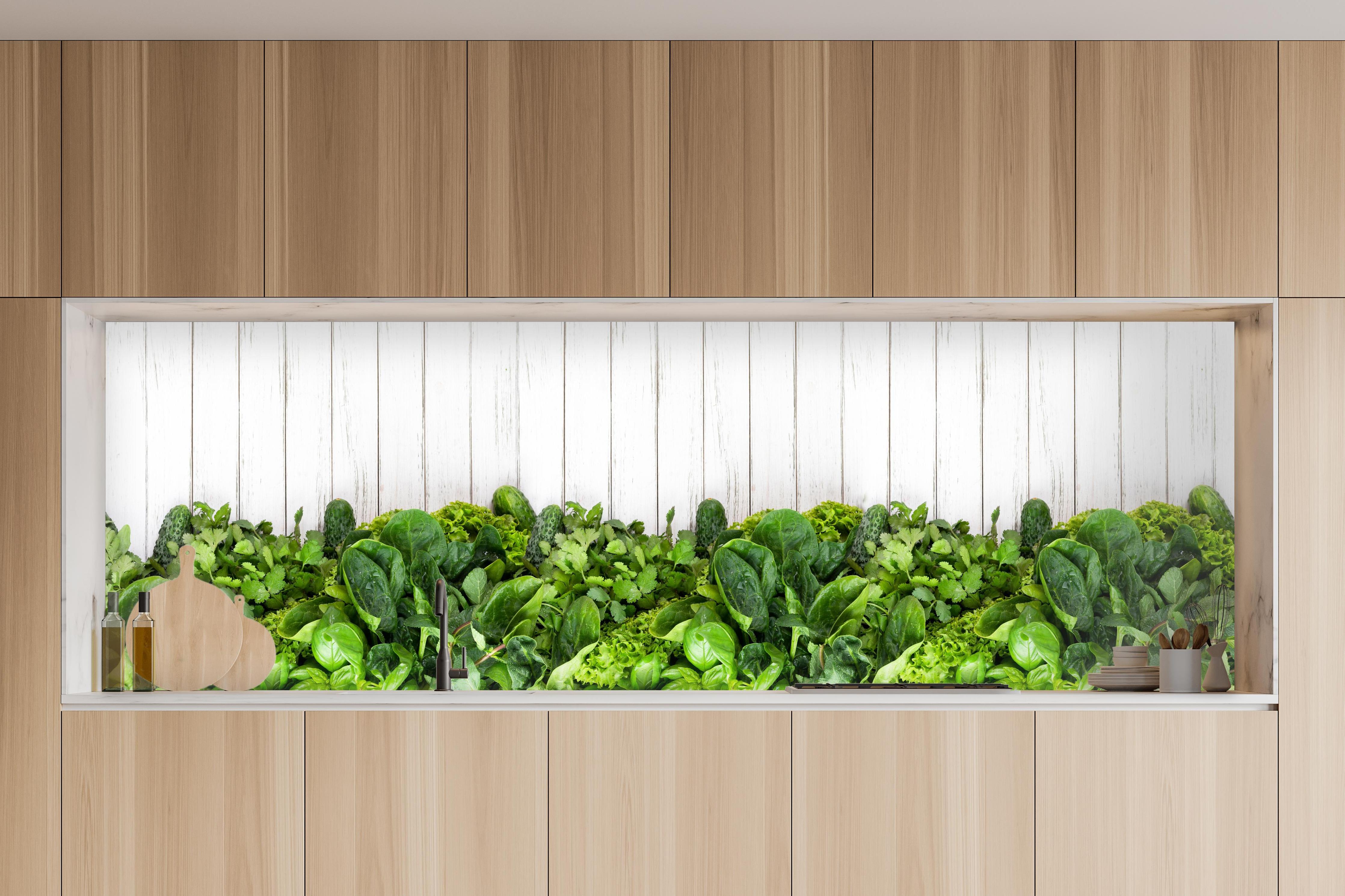 Küche - Weiß-Grün Kräuter Küchenrückwand in charakteristischer Vollholz-Küche mit modernem Gasherd