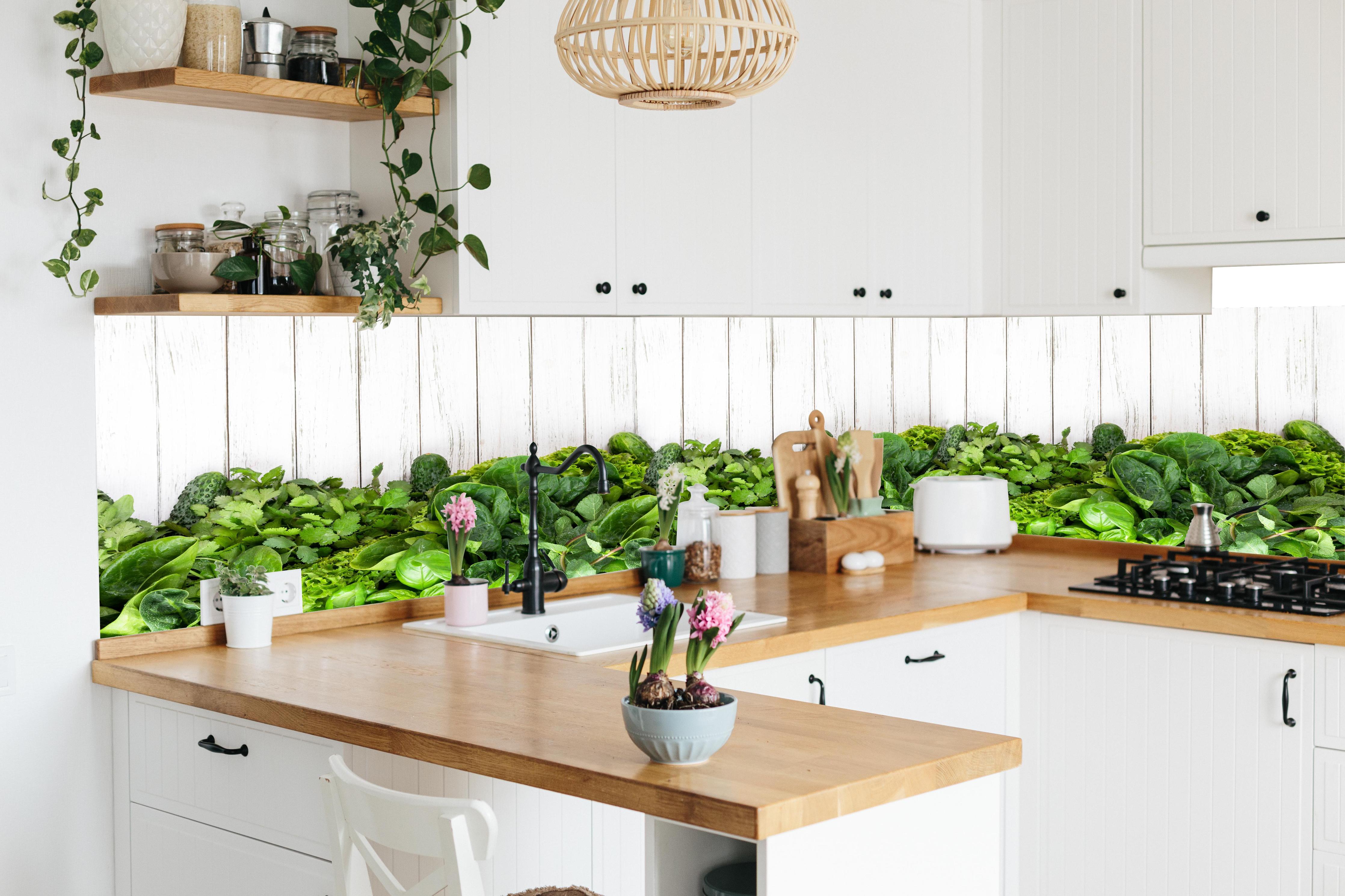 Küche - Weiß-Grün Kräuter Küchenrückwand in lebendiger Küche mit bunten Blumen